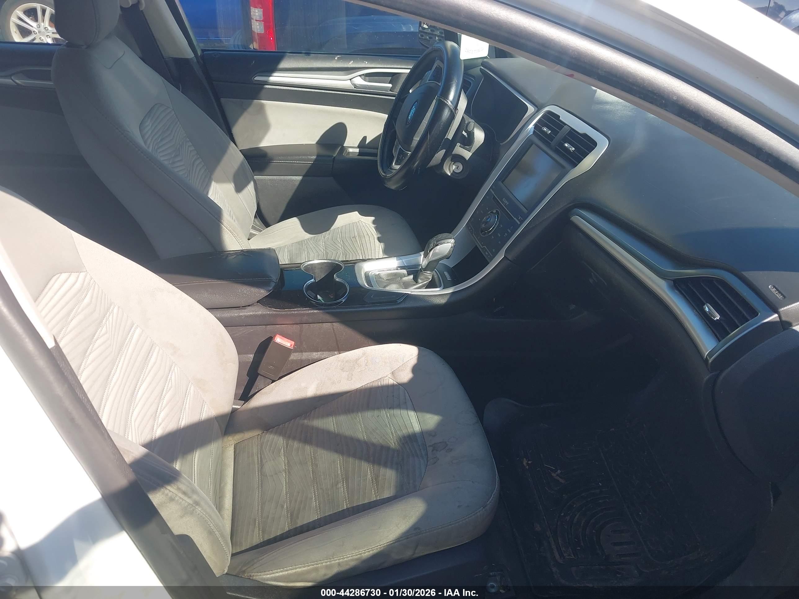 FORD FUSION image 5