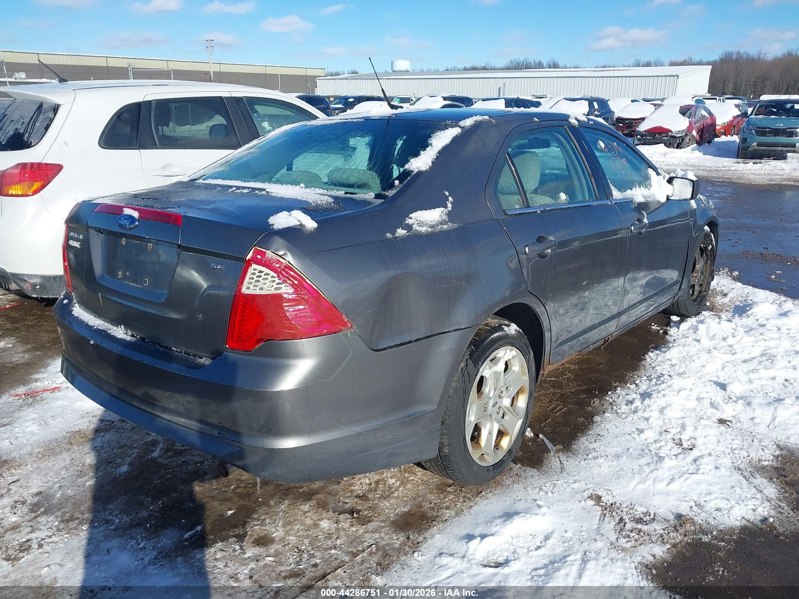 FORD FUSION image 4