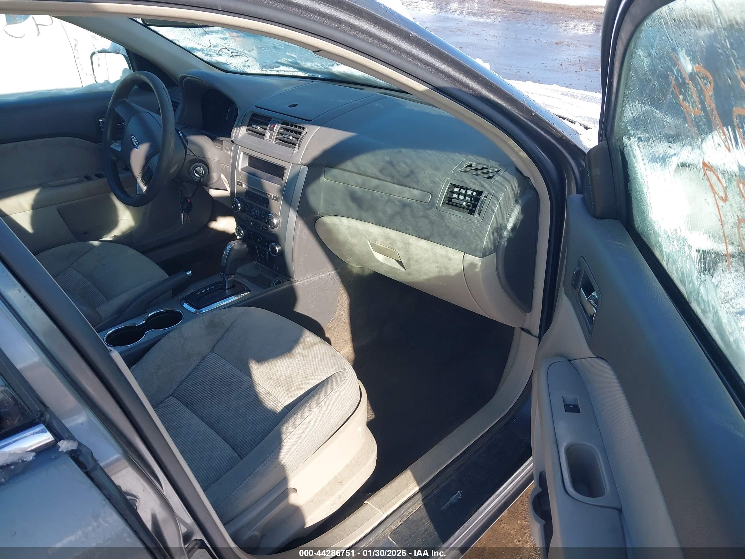 FORD FUSION image 5