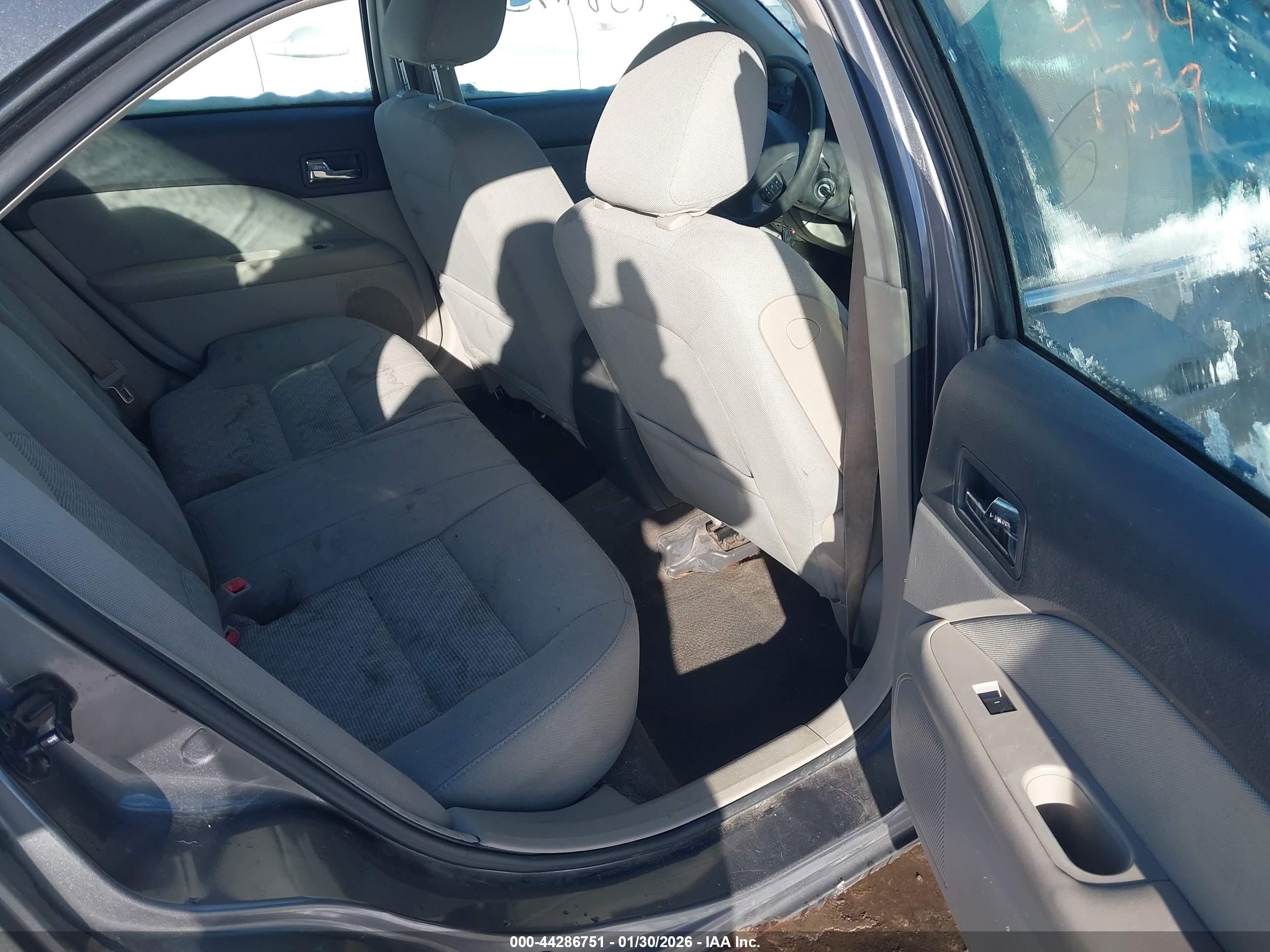 FORD FUSION image 8