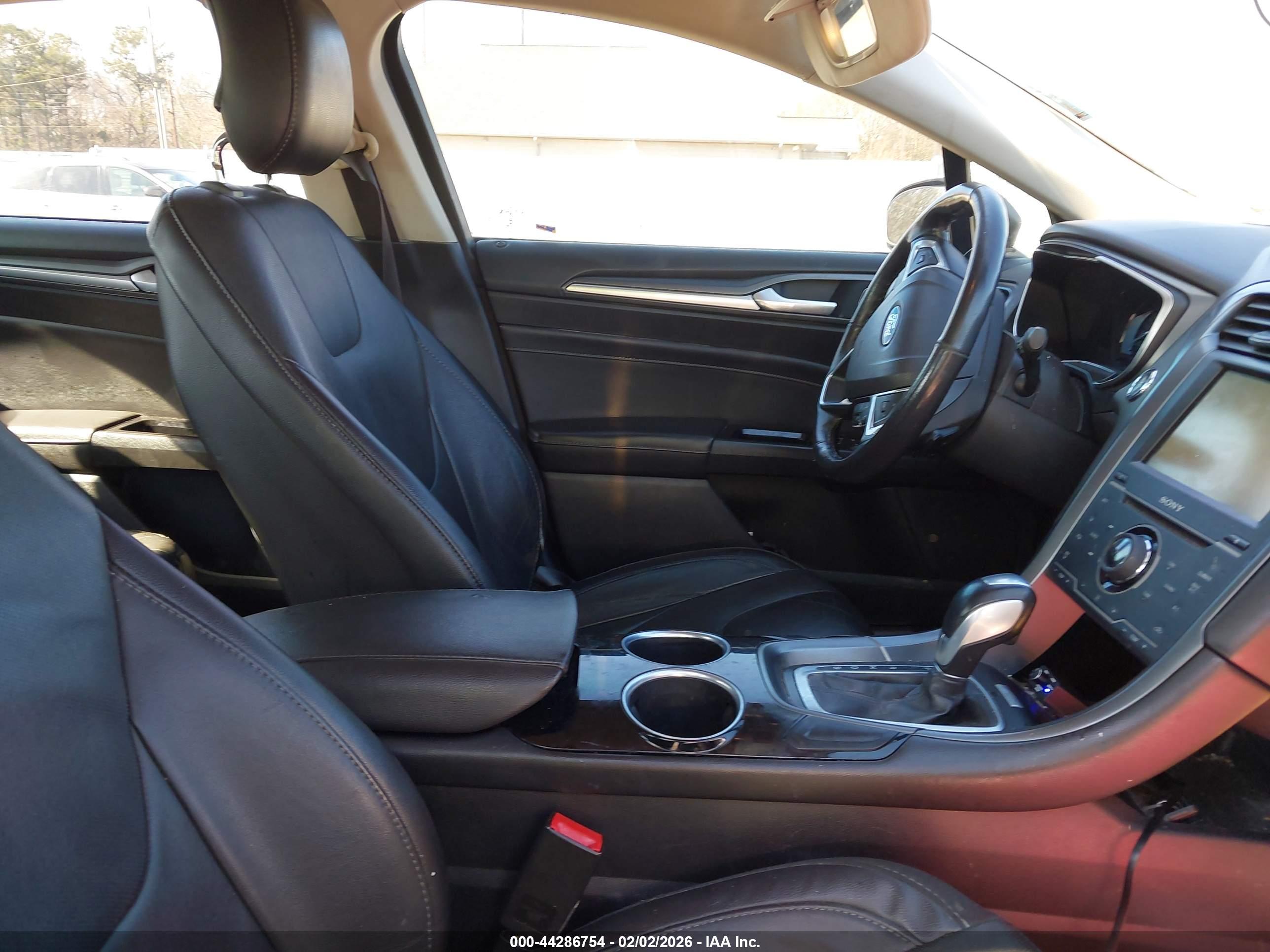 FORD FUSION image 5