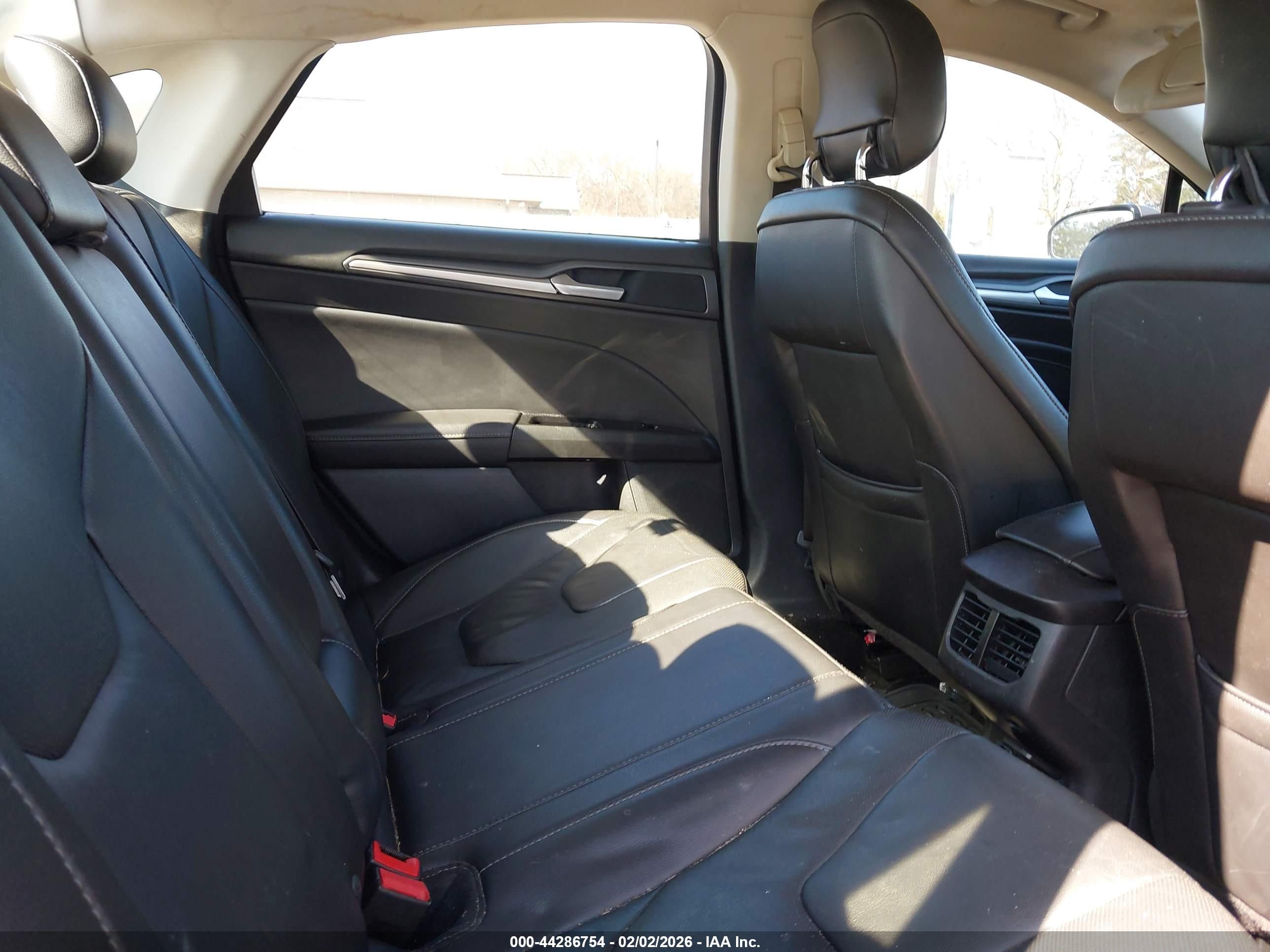 FORD FUSION image 8