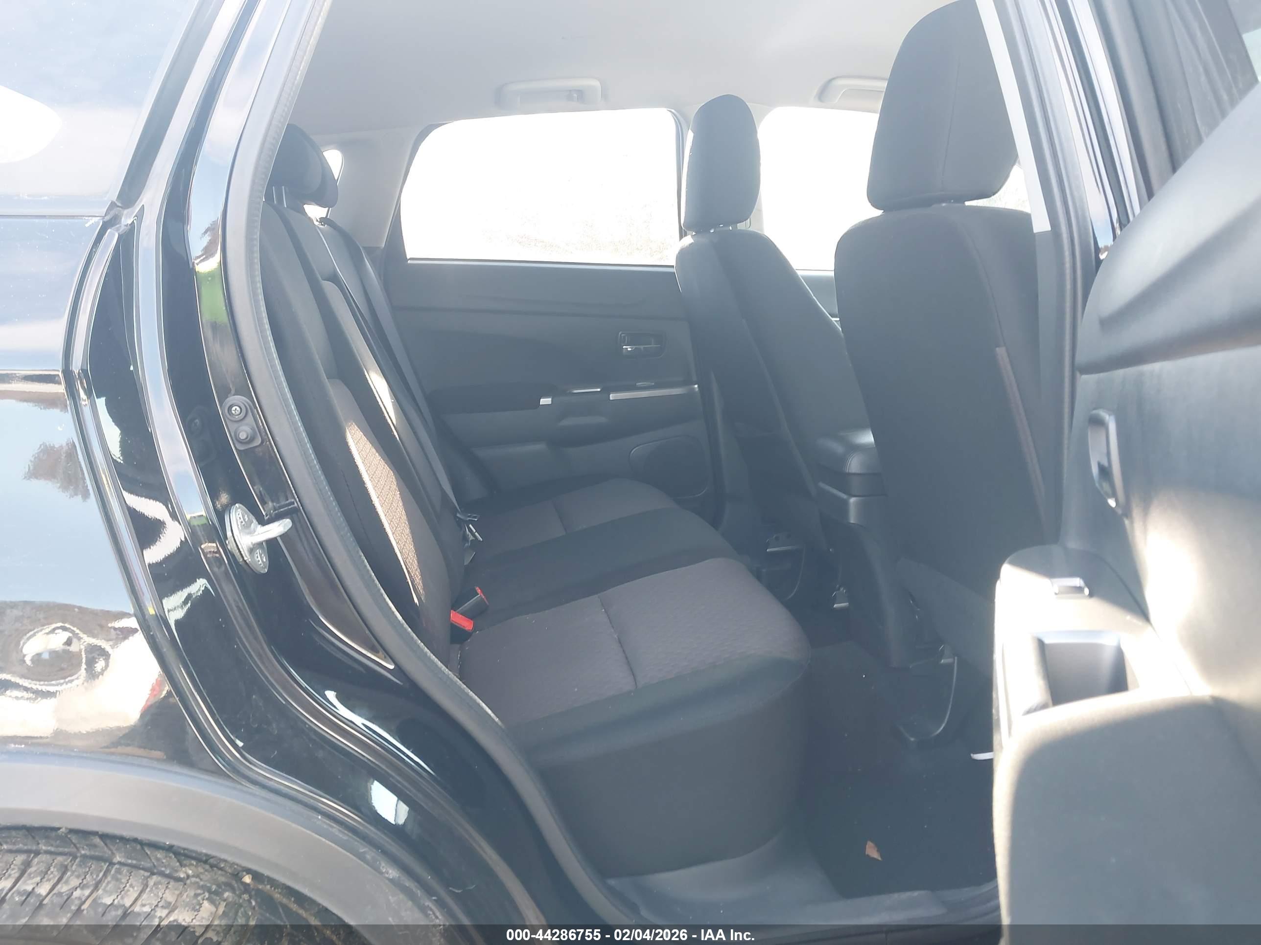 MITSUBISHI OUTLANDER image 8