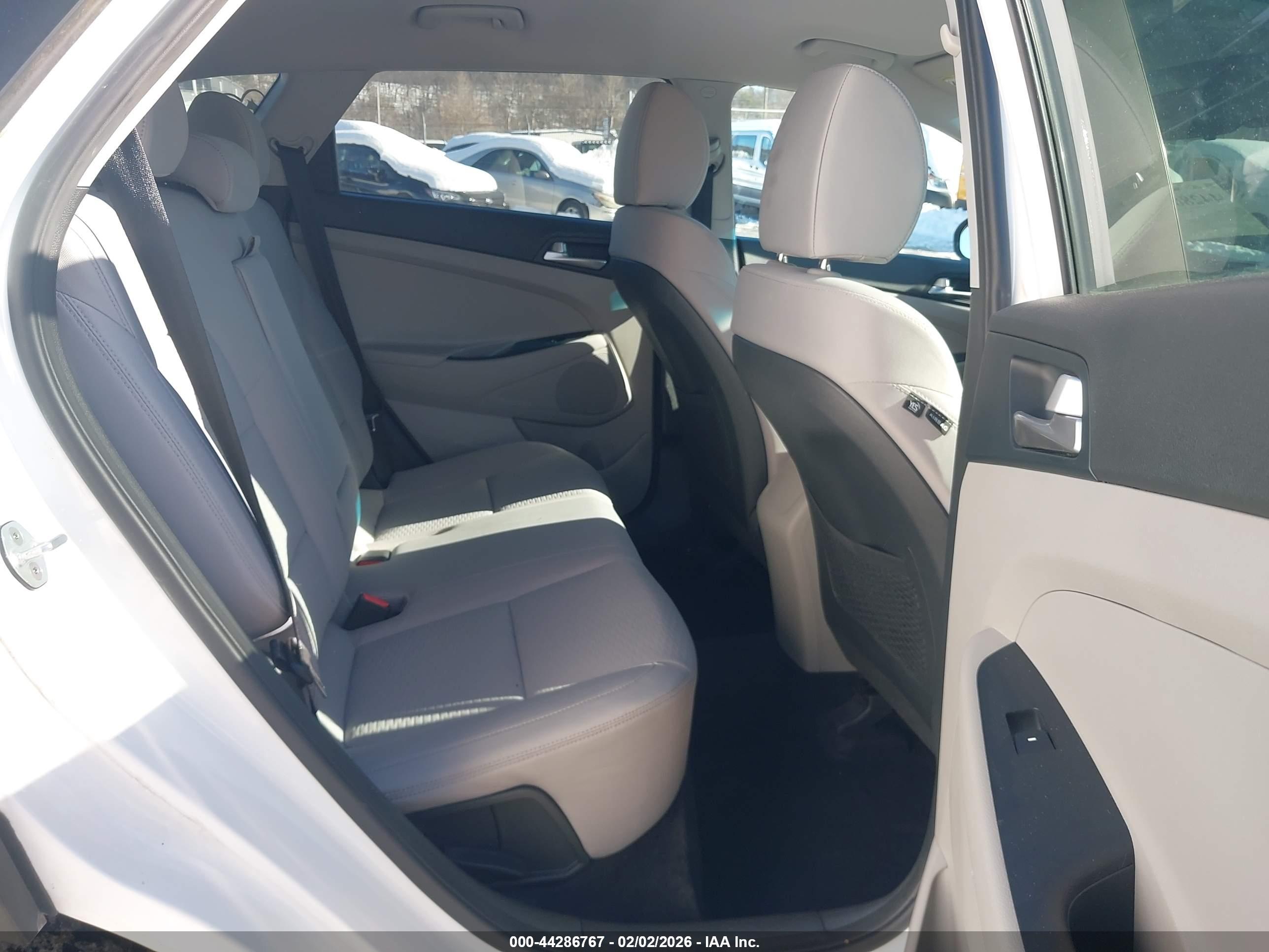 HYUNDAI TUCSON image 8