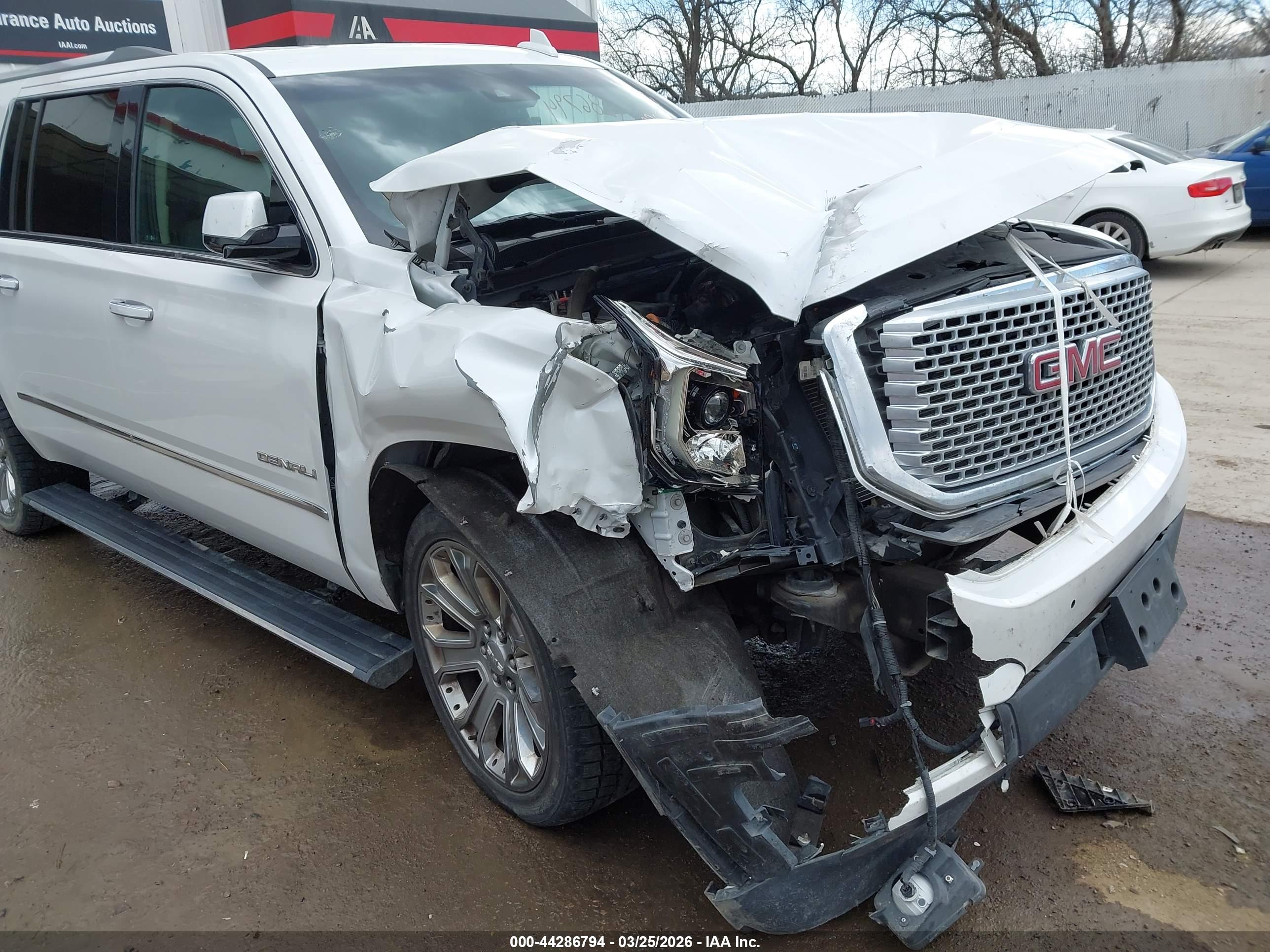 GMC YUKON image 6