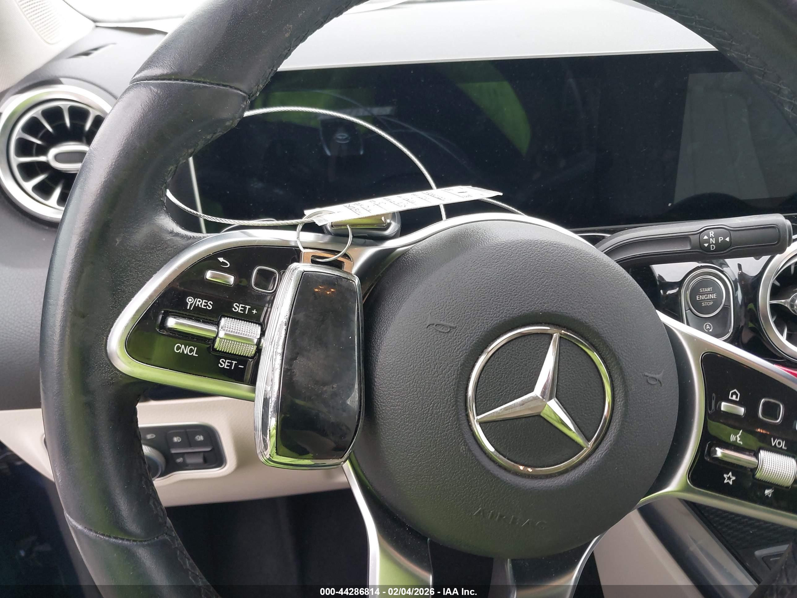 MERCEDES-BENZ GLA image 11