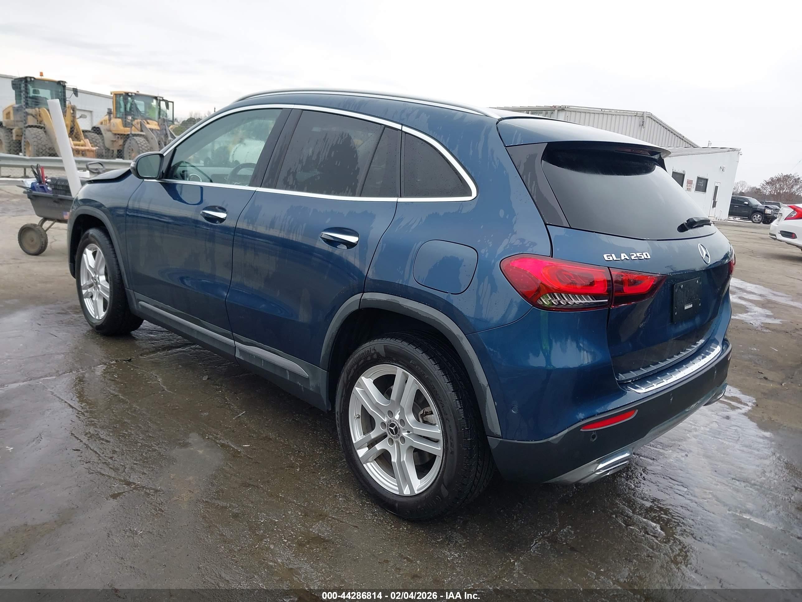 MERCEDES-BENZ GLA image 3