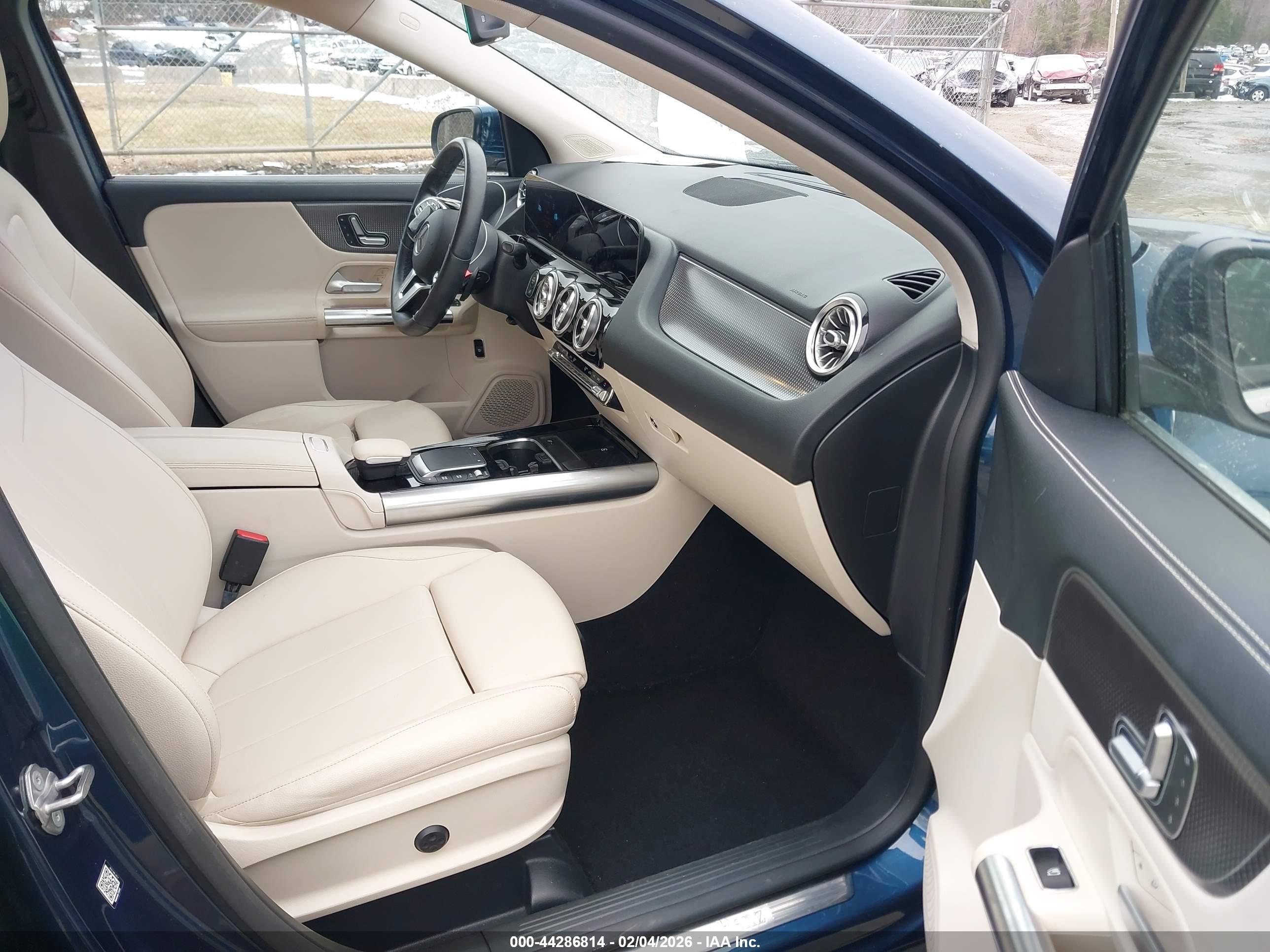MERCEDES-BENZ GLA image 5