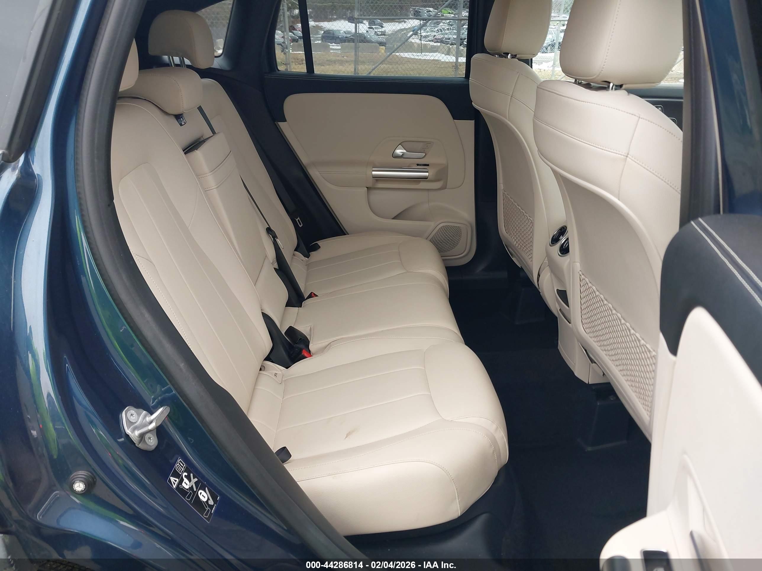 MERCEDES-BENZ GLA image 8