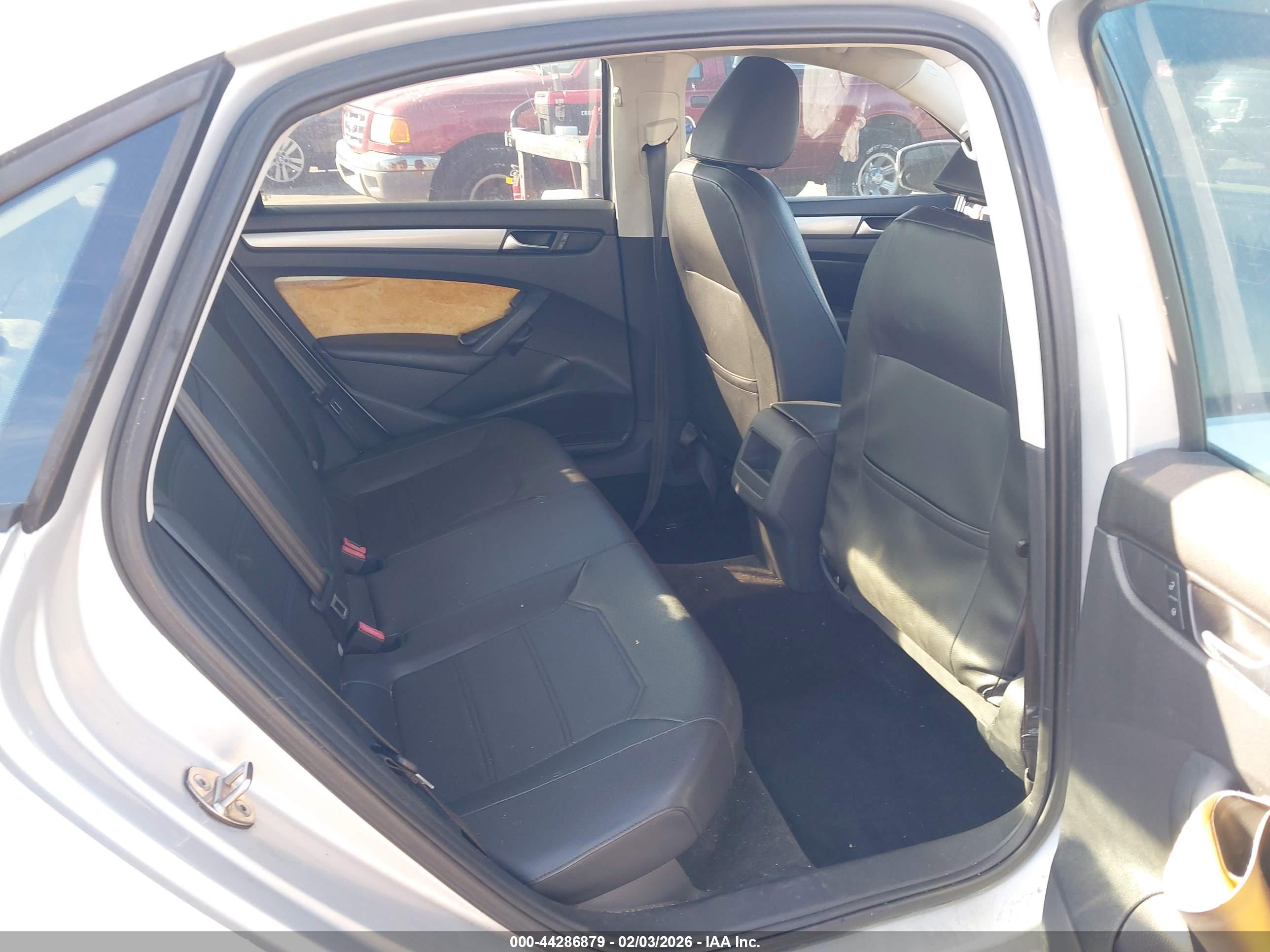 VOLKSWAGEN PASSAT image 8