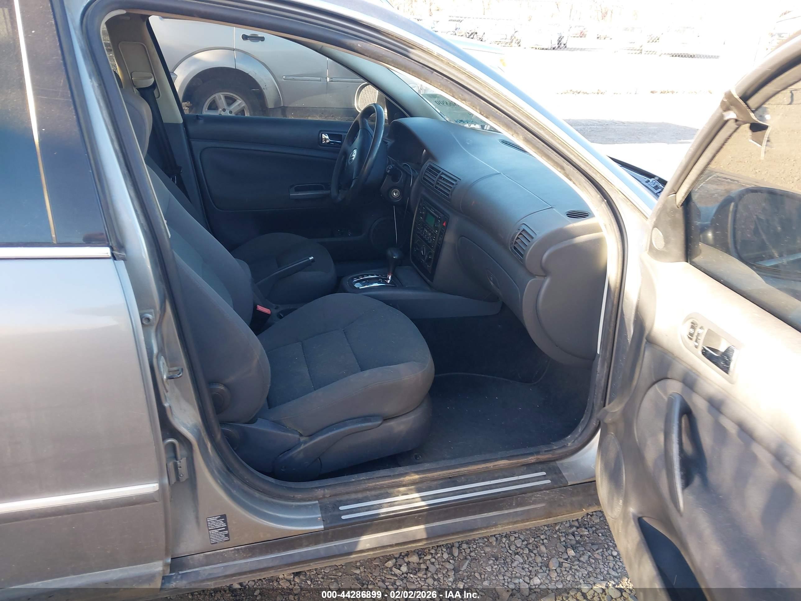 VOLKSWAGEN PASSAT image 5