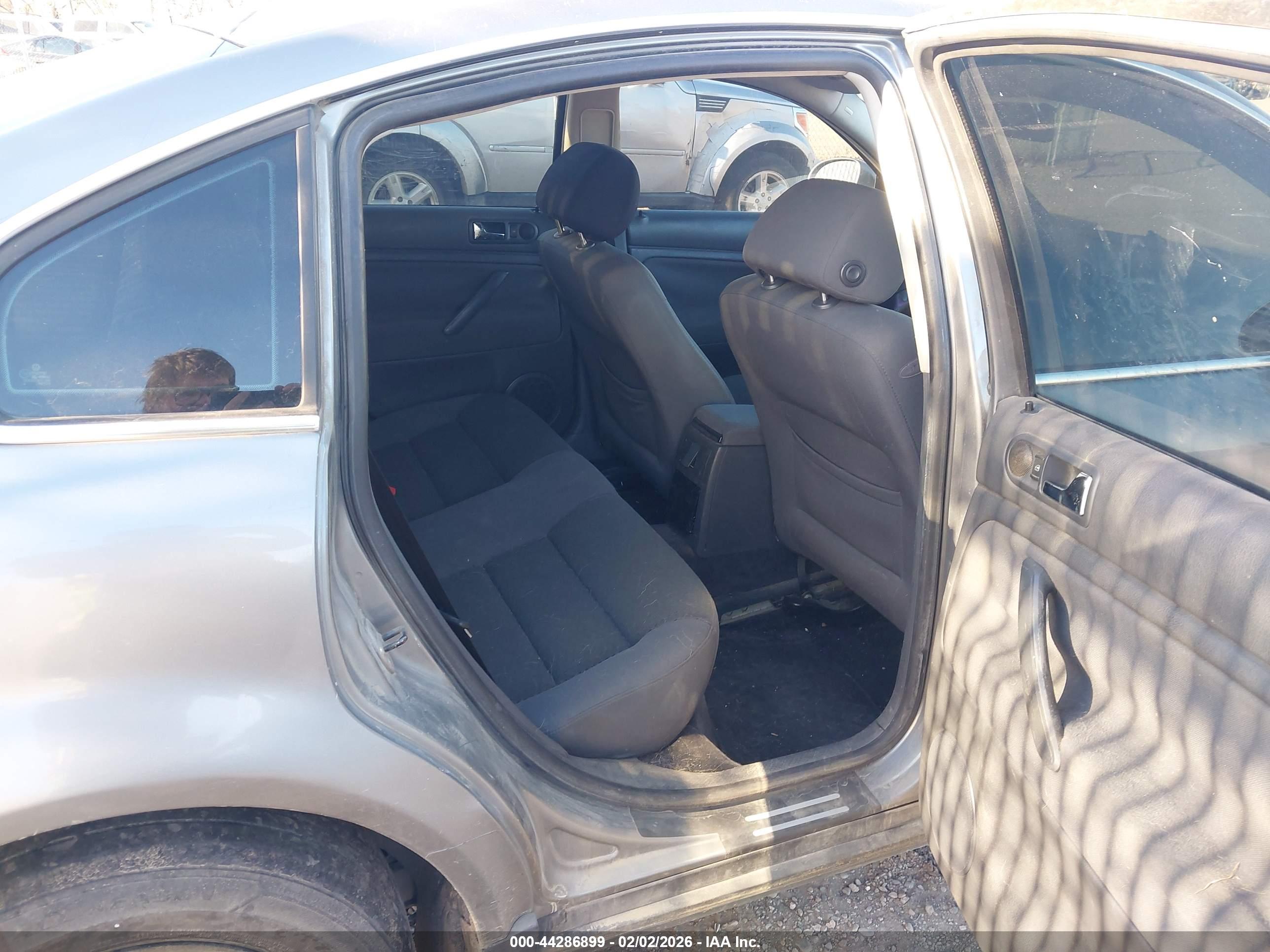 VOLKSWAGEN PASSAT image 8