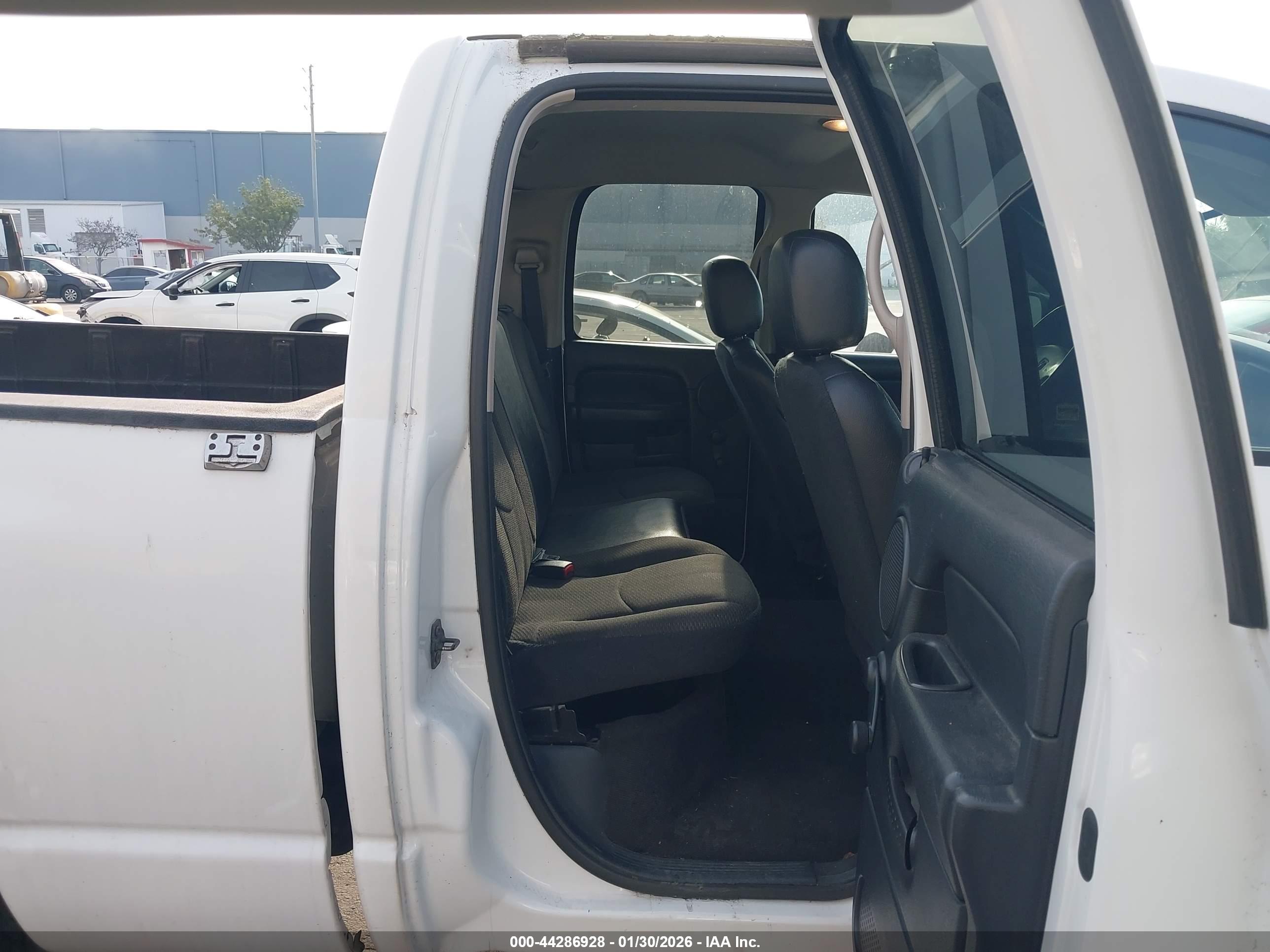 DODGE RAM image 8