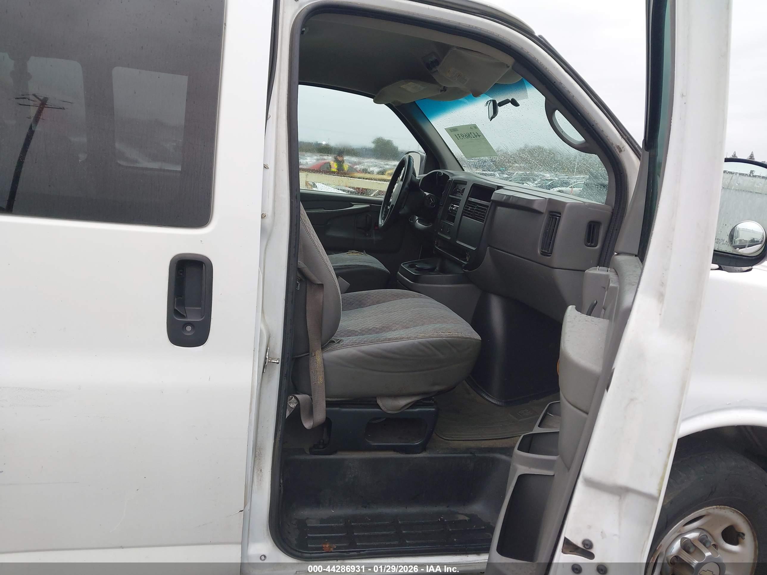 CHEVROLET EXPRESS image 5