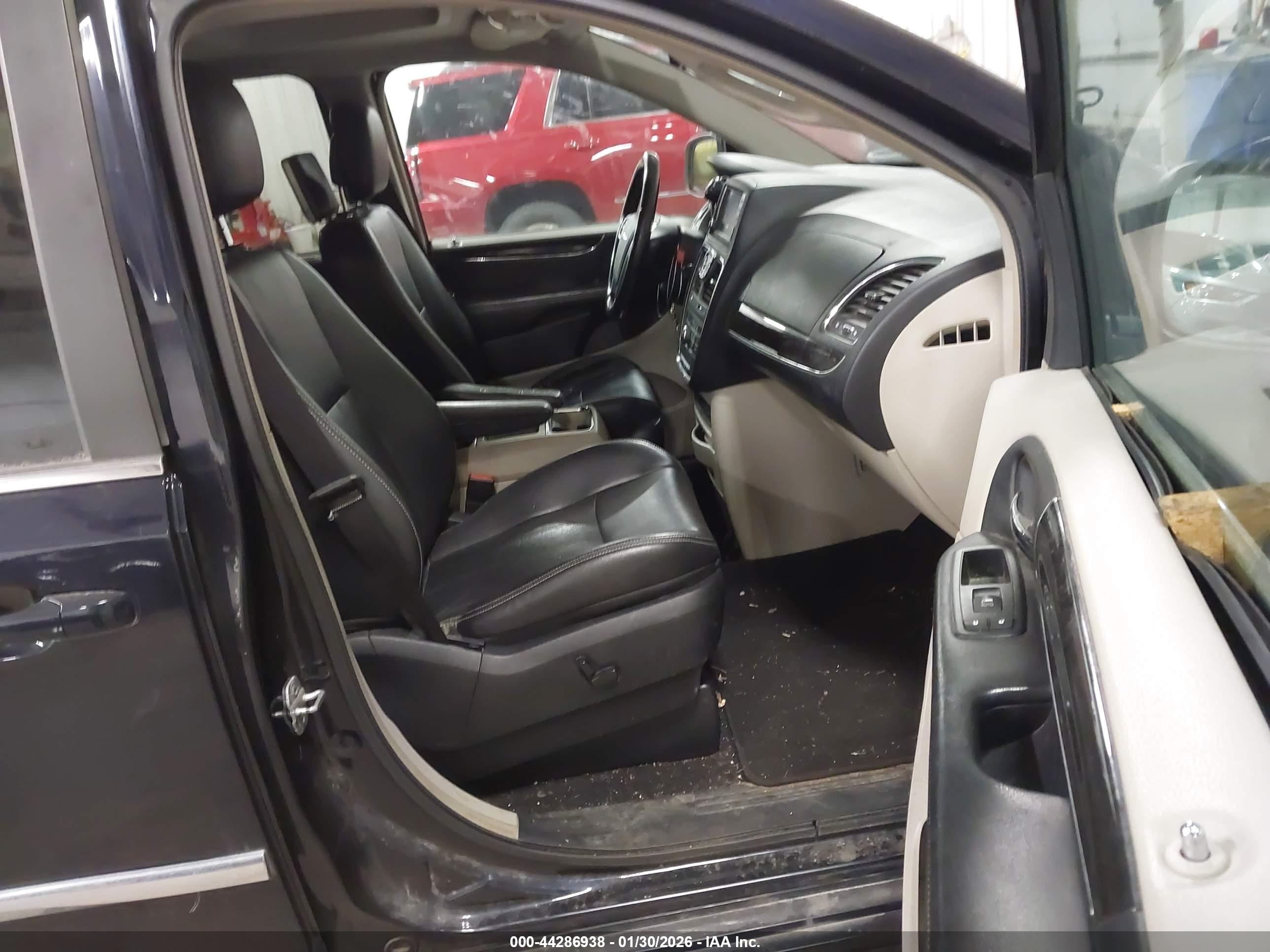 CHRYSLER TOWN image 5