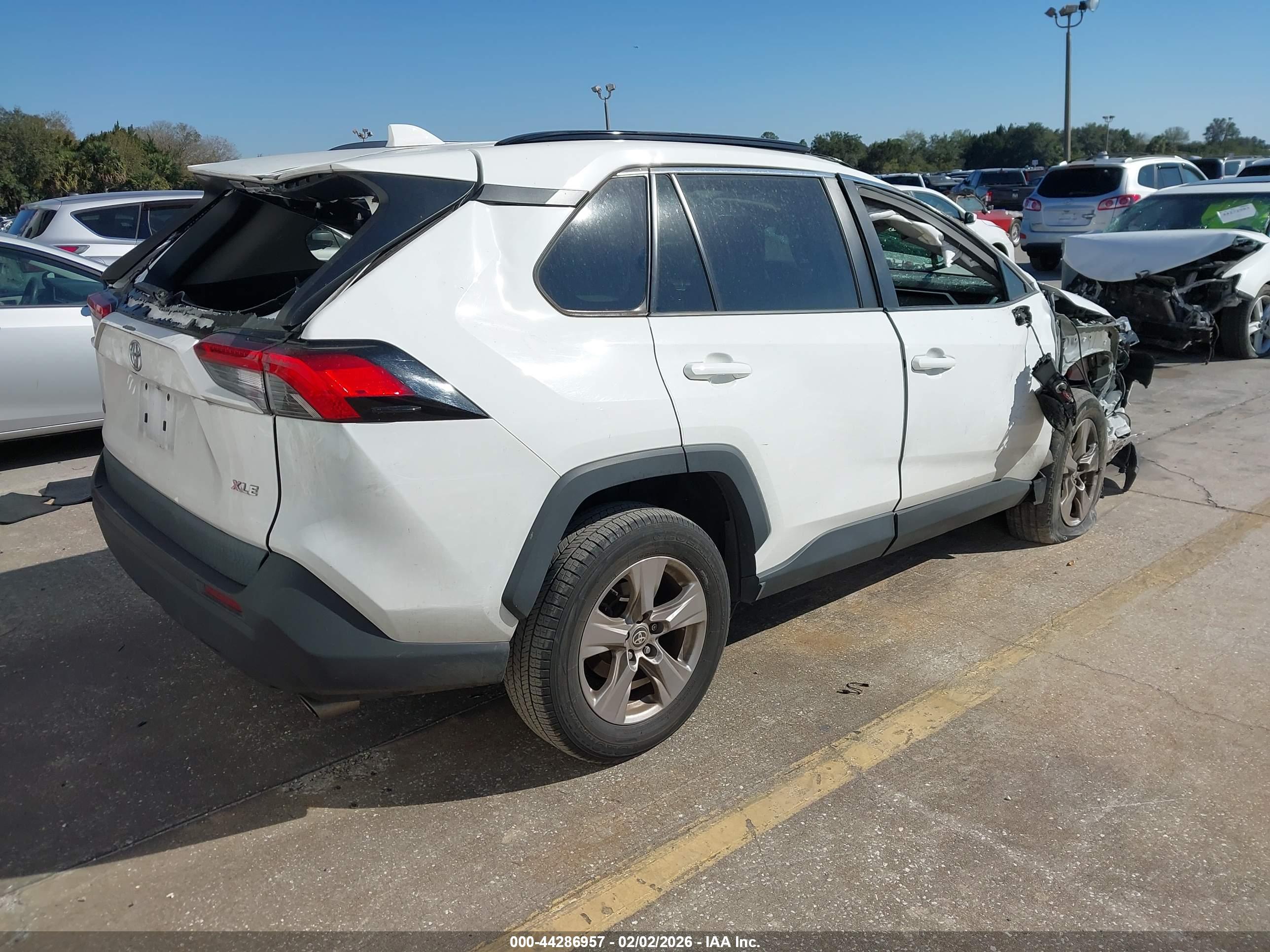 TOYOTA RAV4 image 4