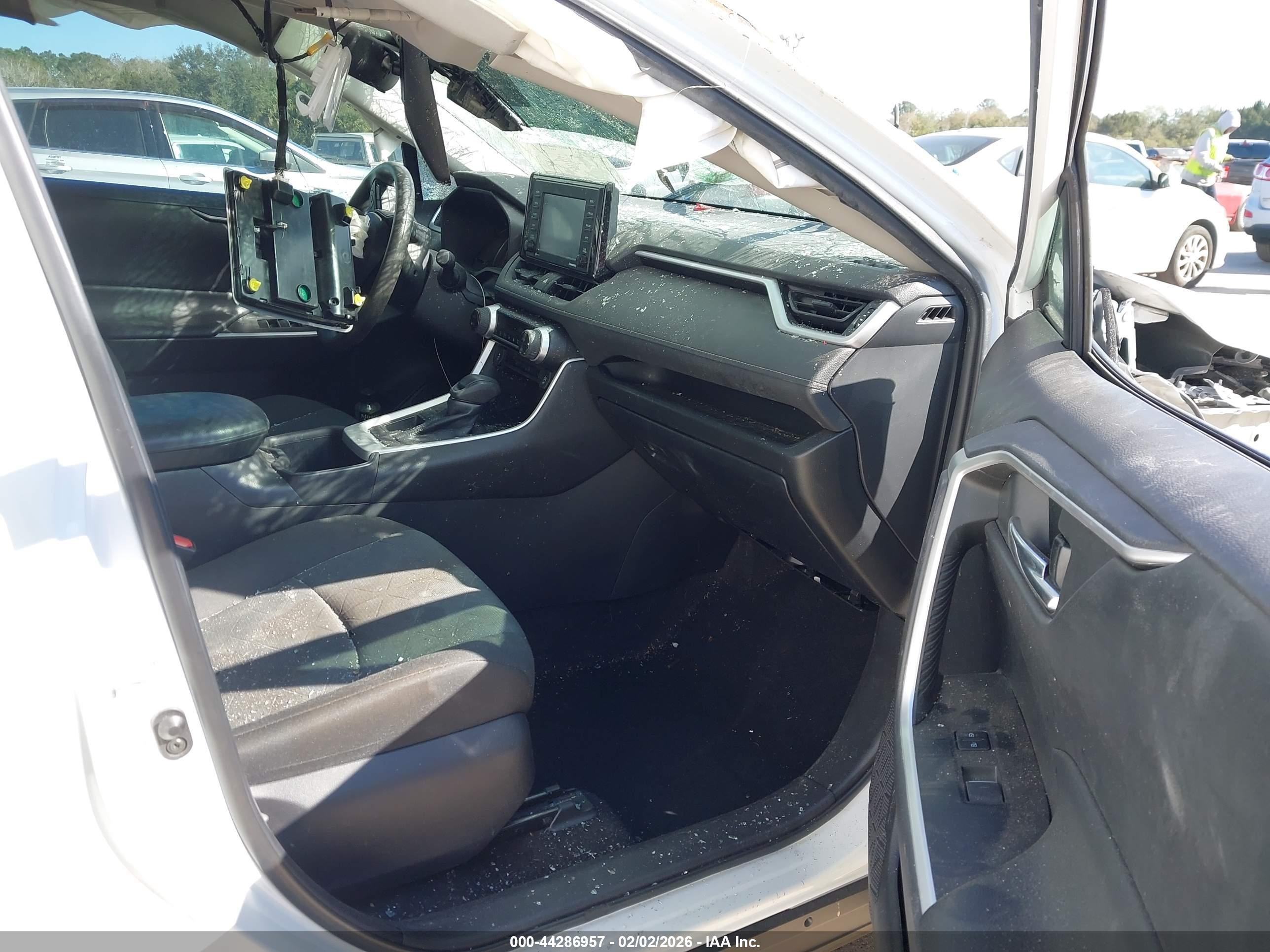 TOYOTA RAV4 image 5