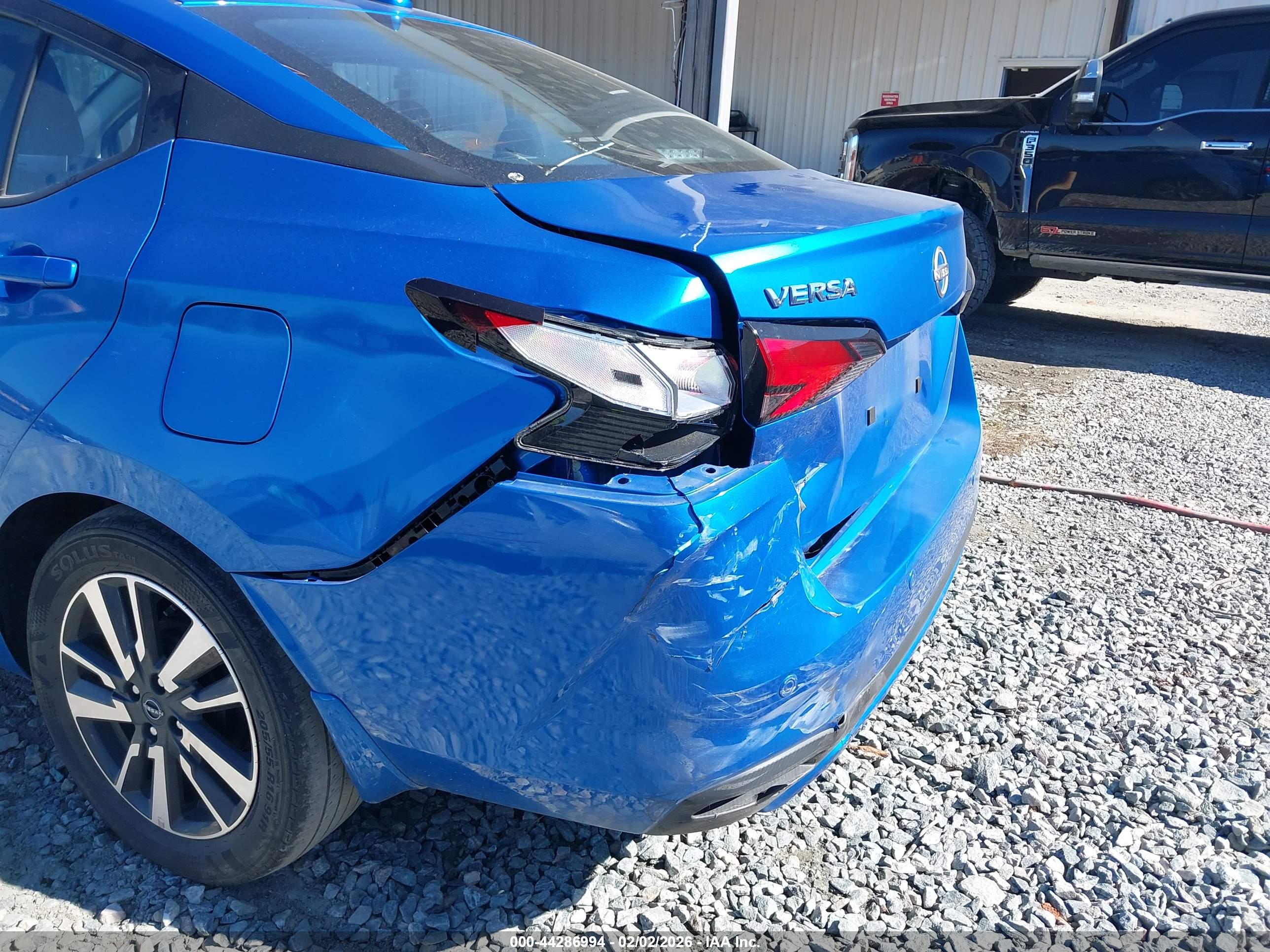NISSAN VERSA image 6