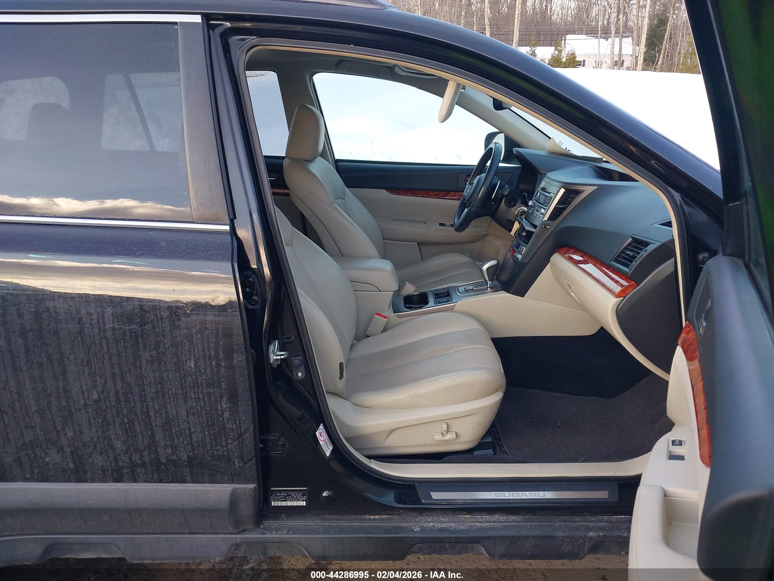 SUBARU OUTBACK image 5
