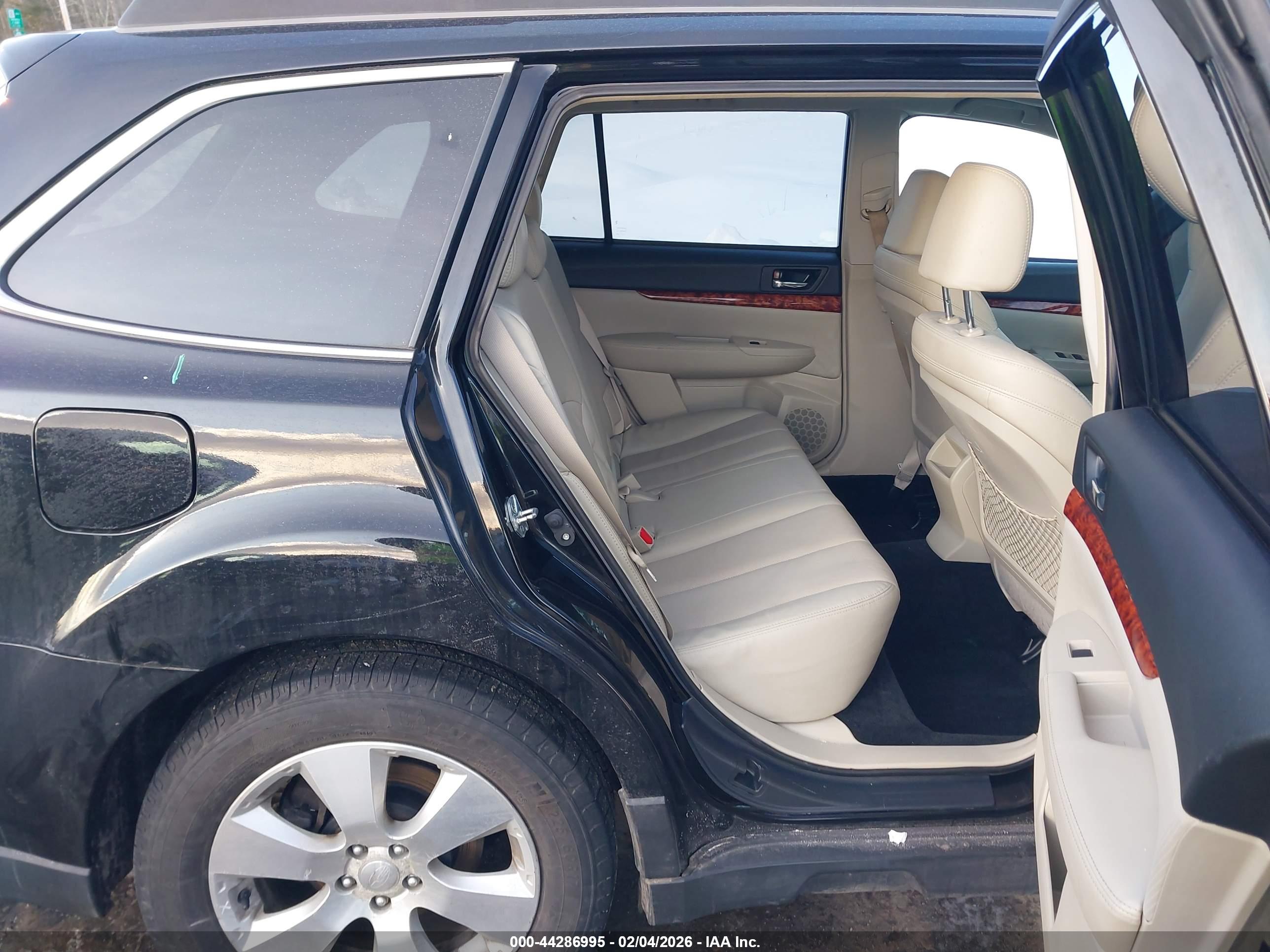 SUBARU OUTBACK image 8
