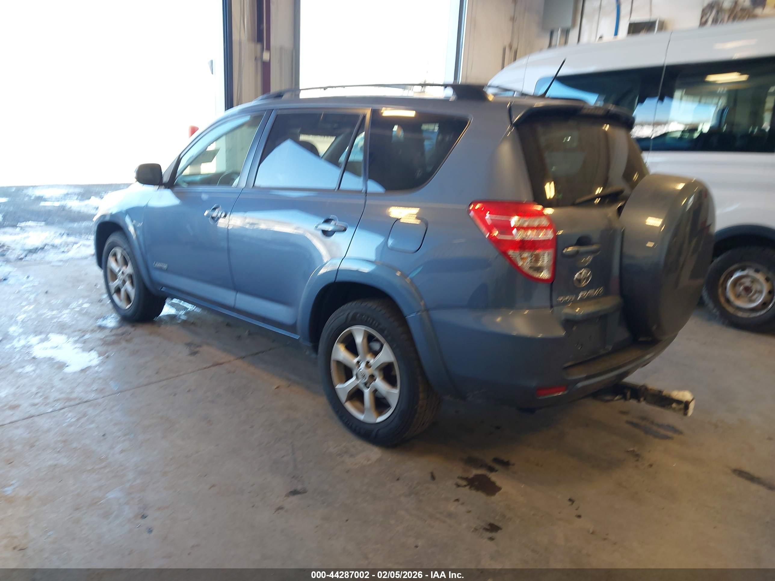 TOYOTA RAV4 image 3