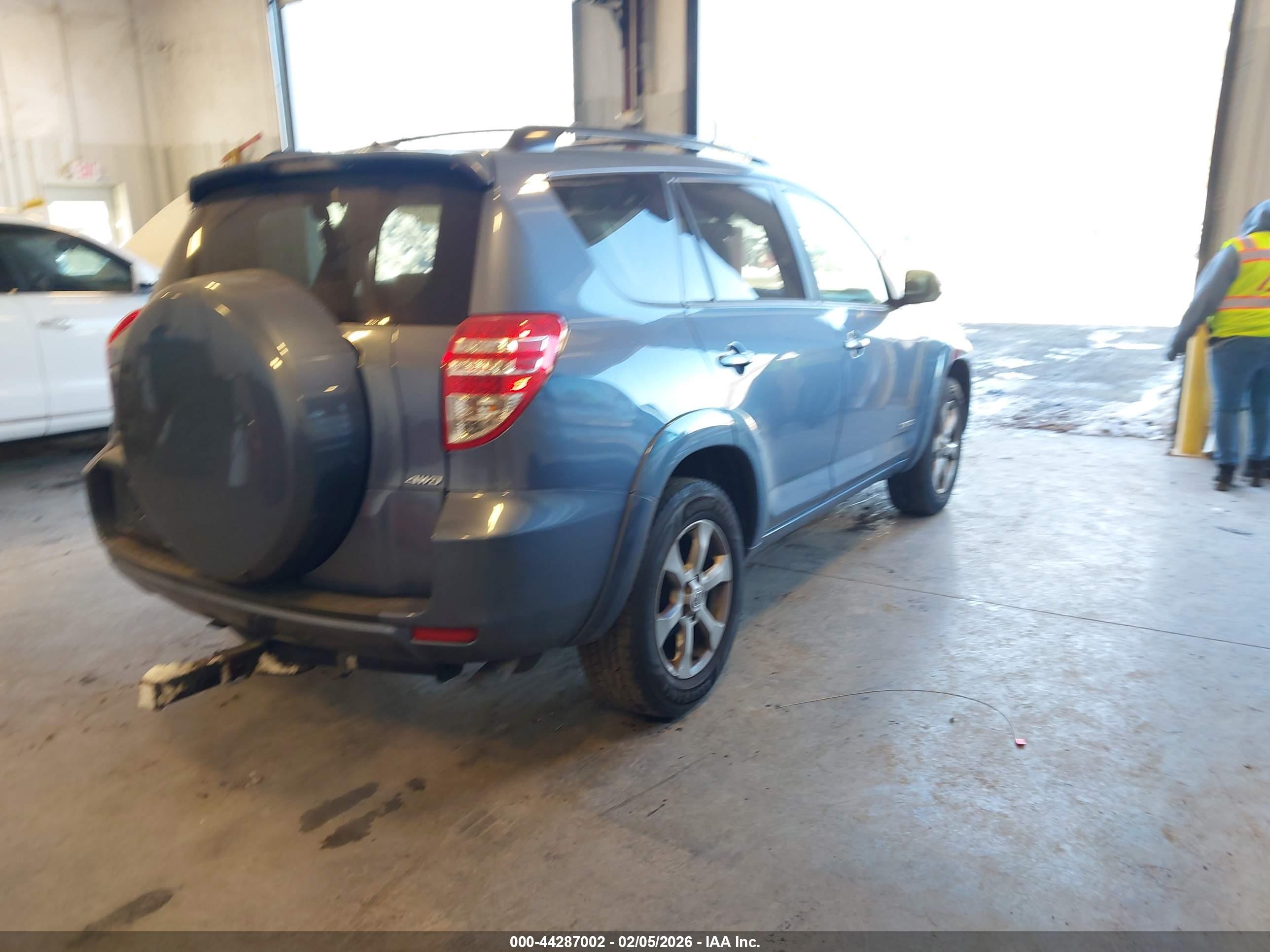 TOYOTA RAV4 image 4