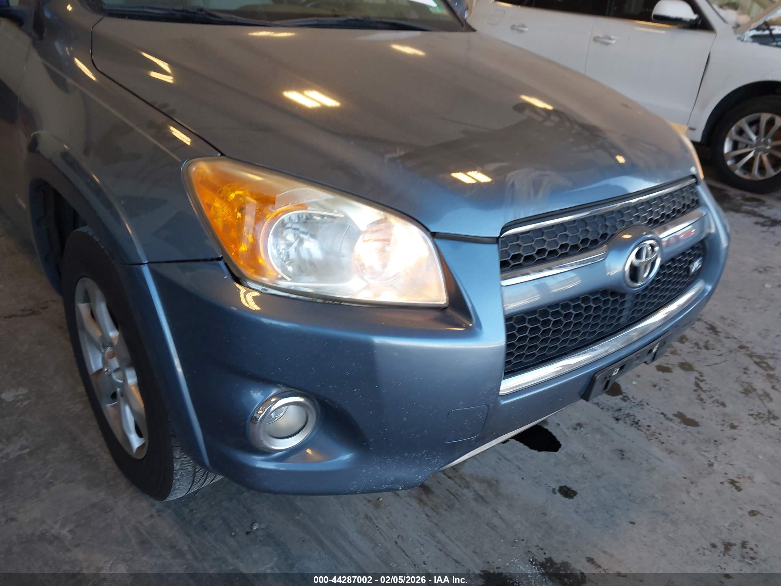 TOYOTA RAV4 image 6