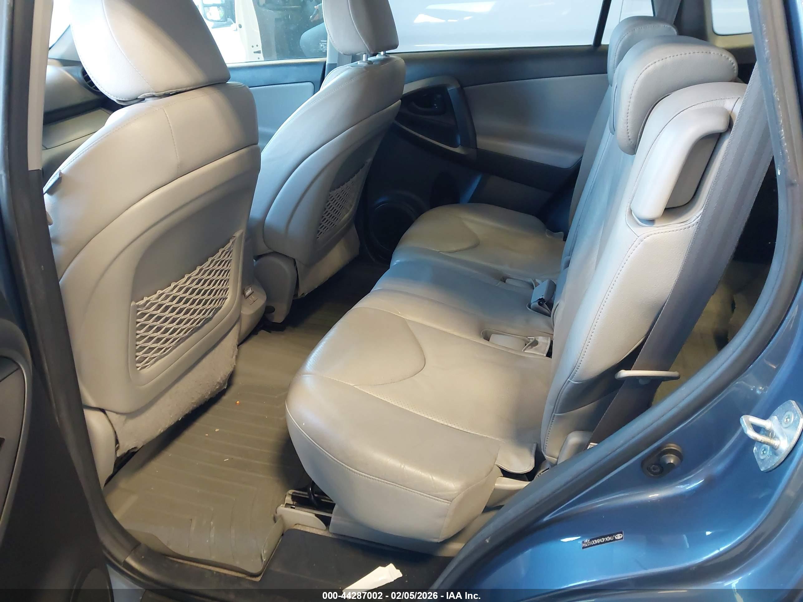 TOYOTA RAV4 image 8