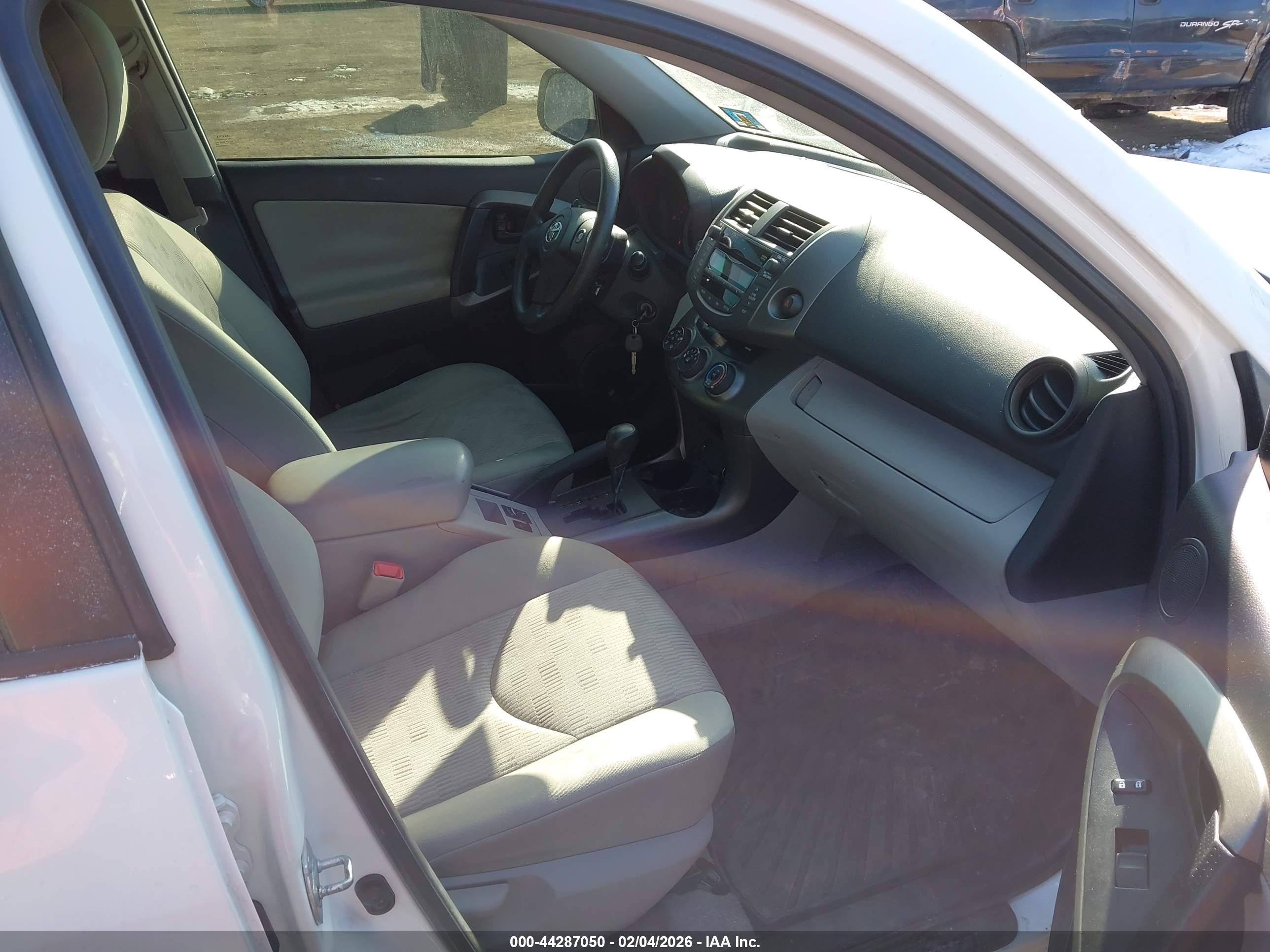 TOYOTA RAV4 image 5