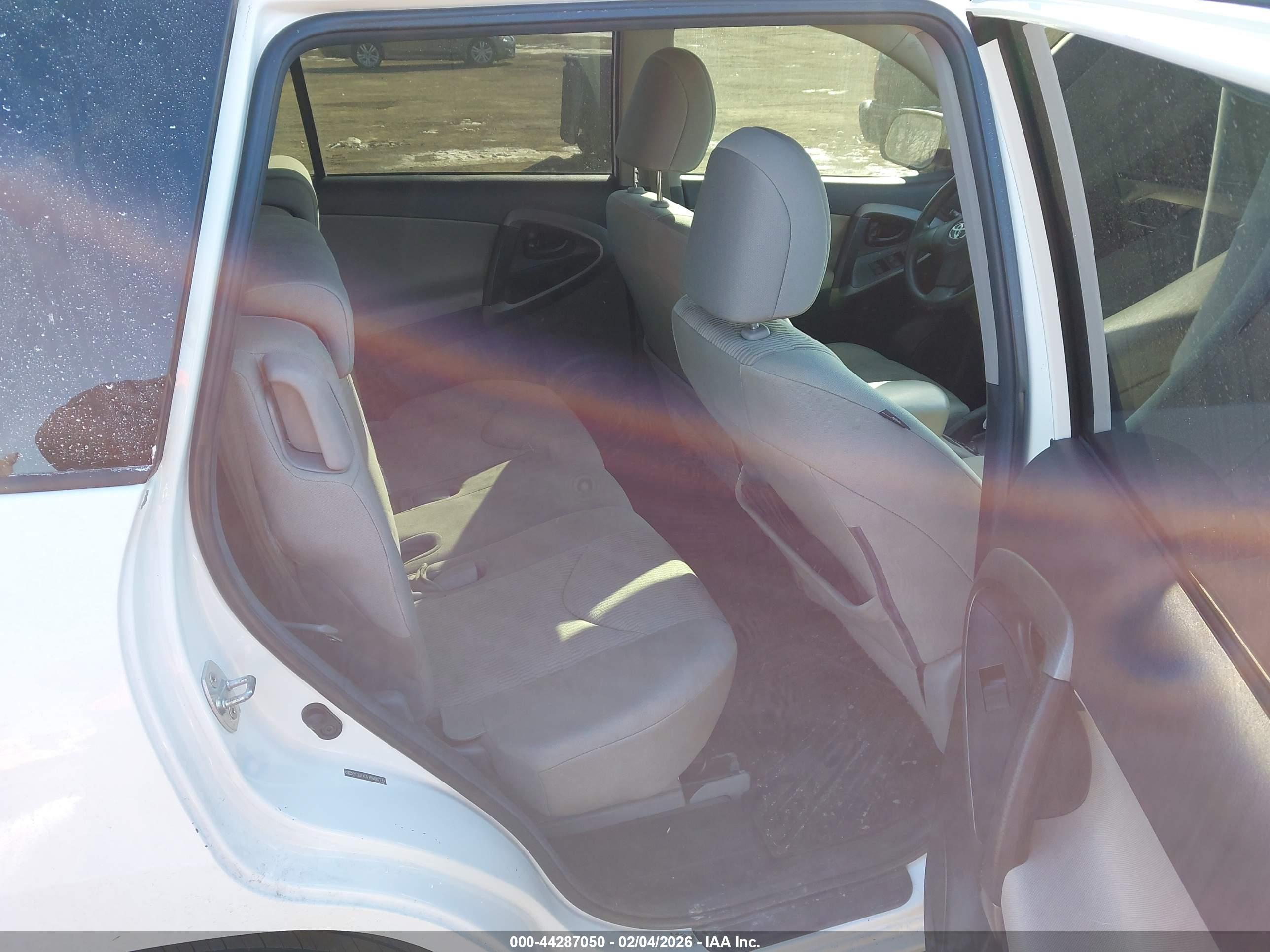 TOYOTA RAV4 image 8