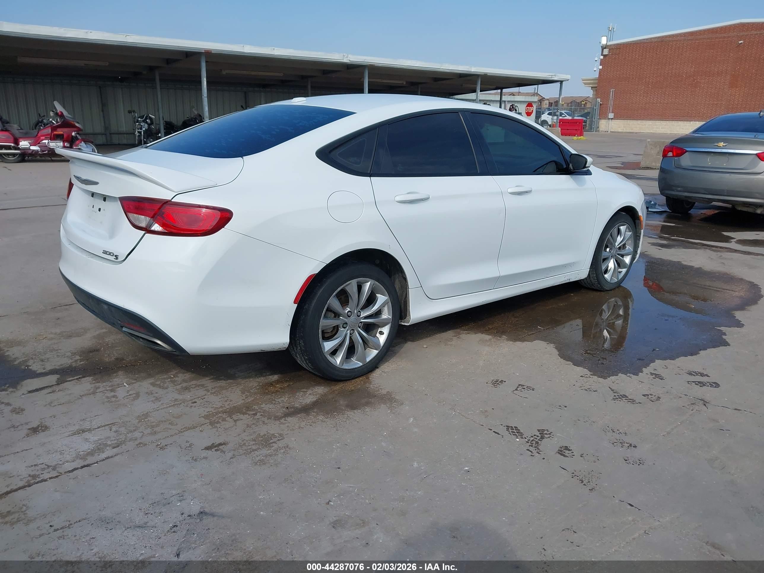 CHRYSLER 200 image 4