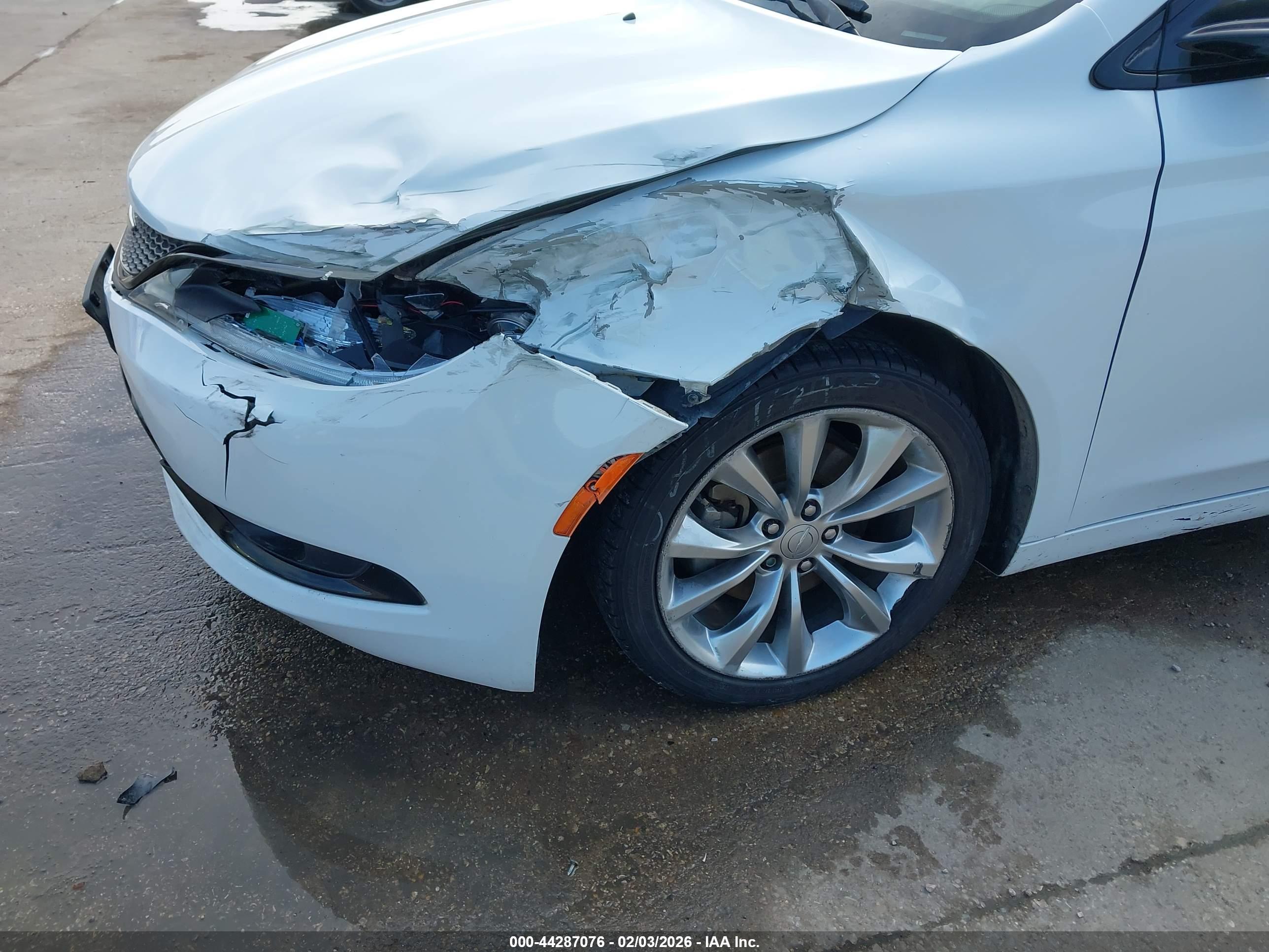 CHRYSLER 200 image 6