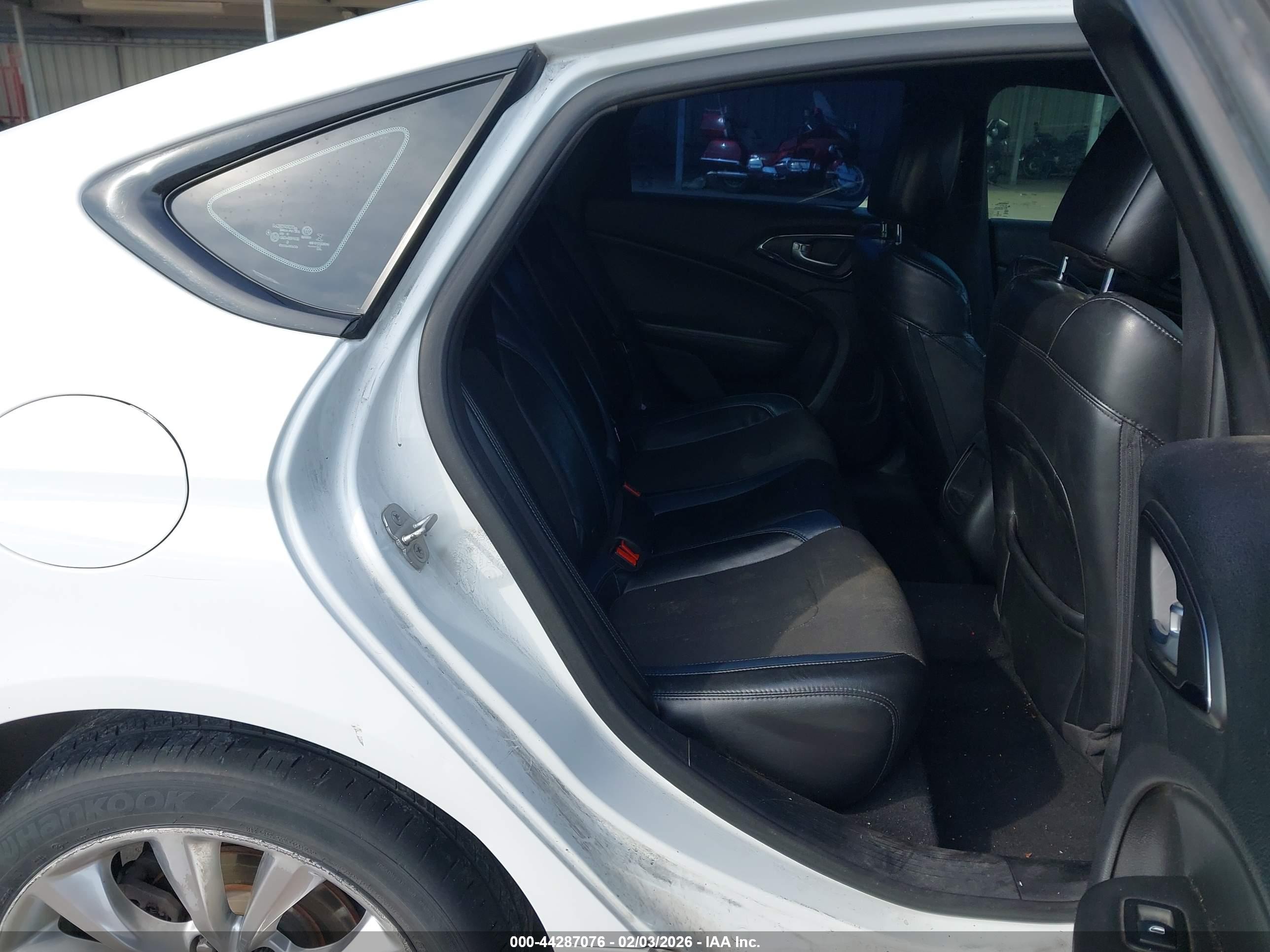 CHRYSLER 200 image 8