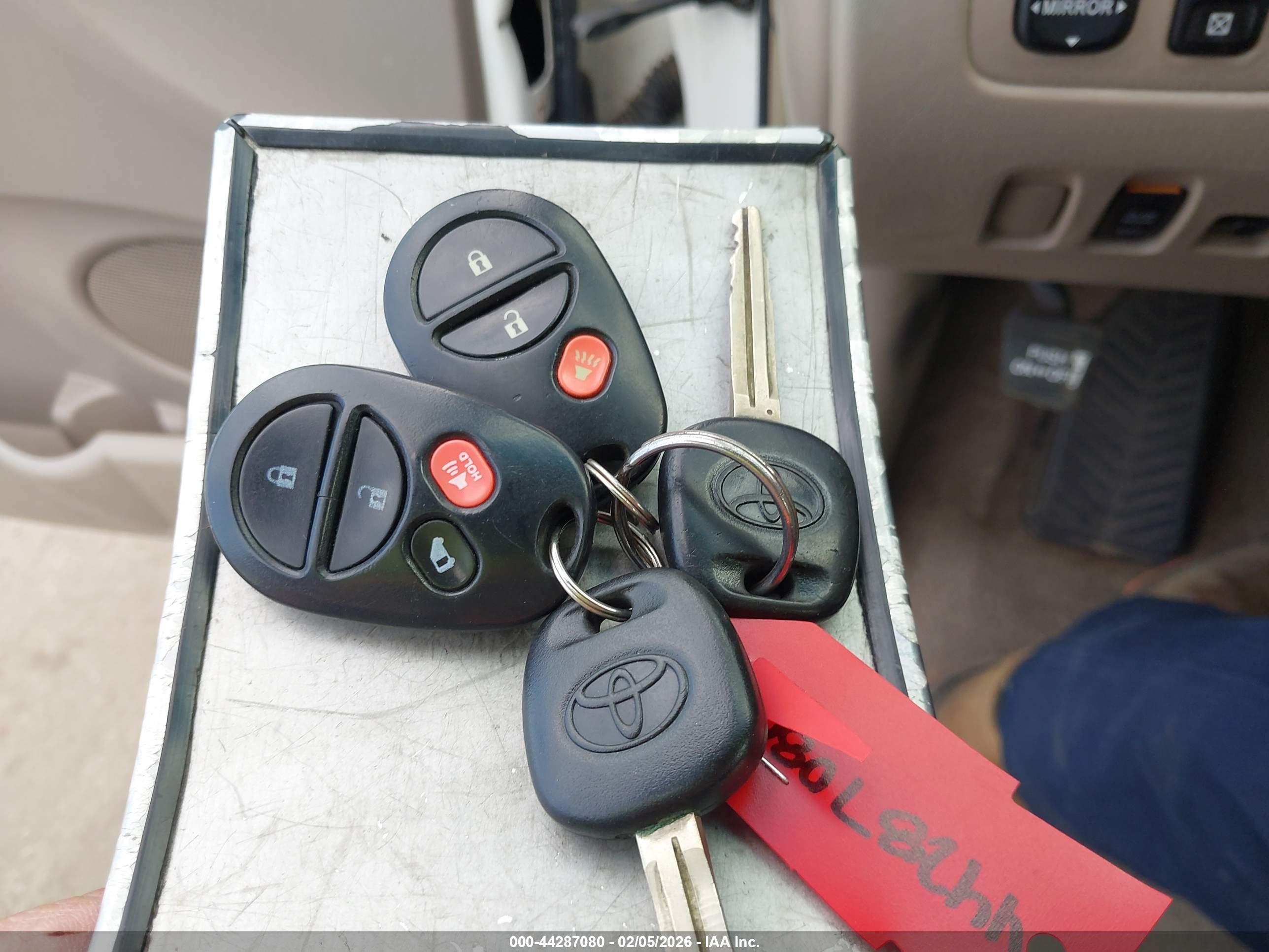 TOYOTA SIENNA image 11