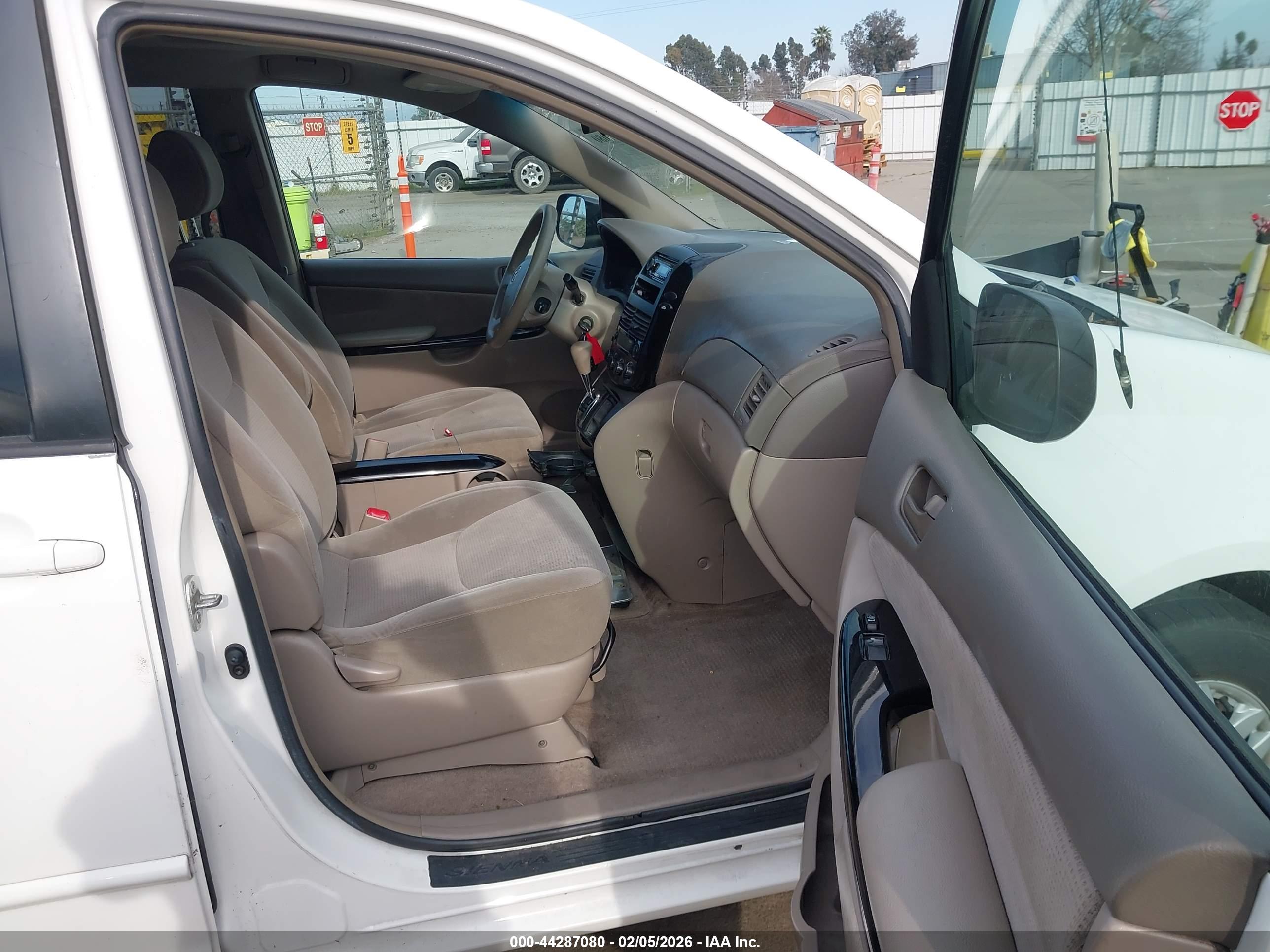 TOYOTA SIENNA image 5