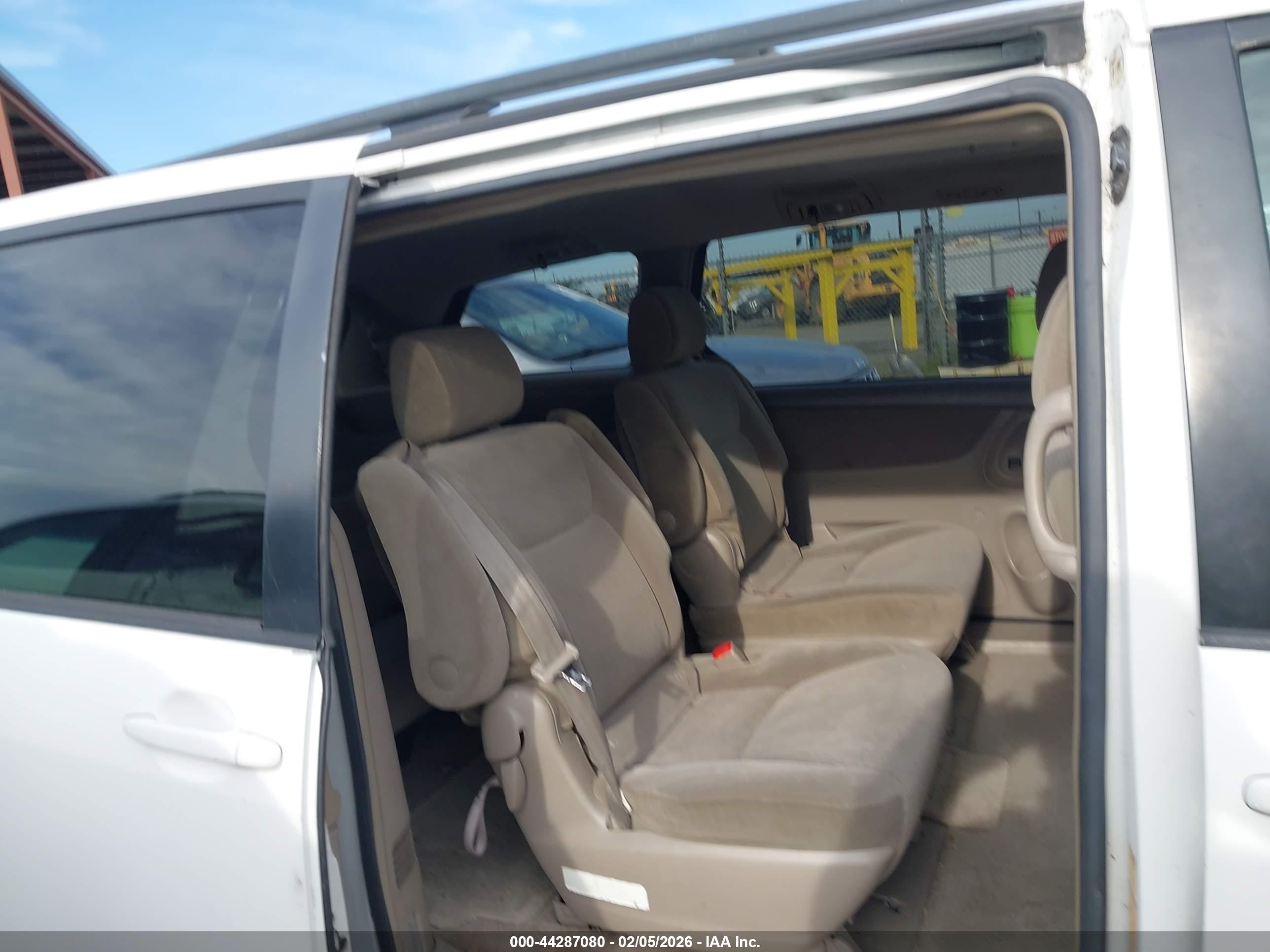 TOYOTA SIENNA image 8