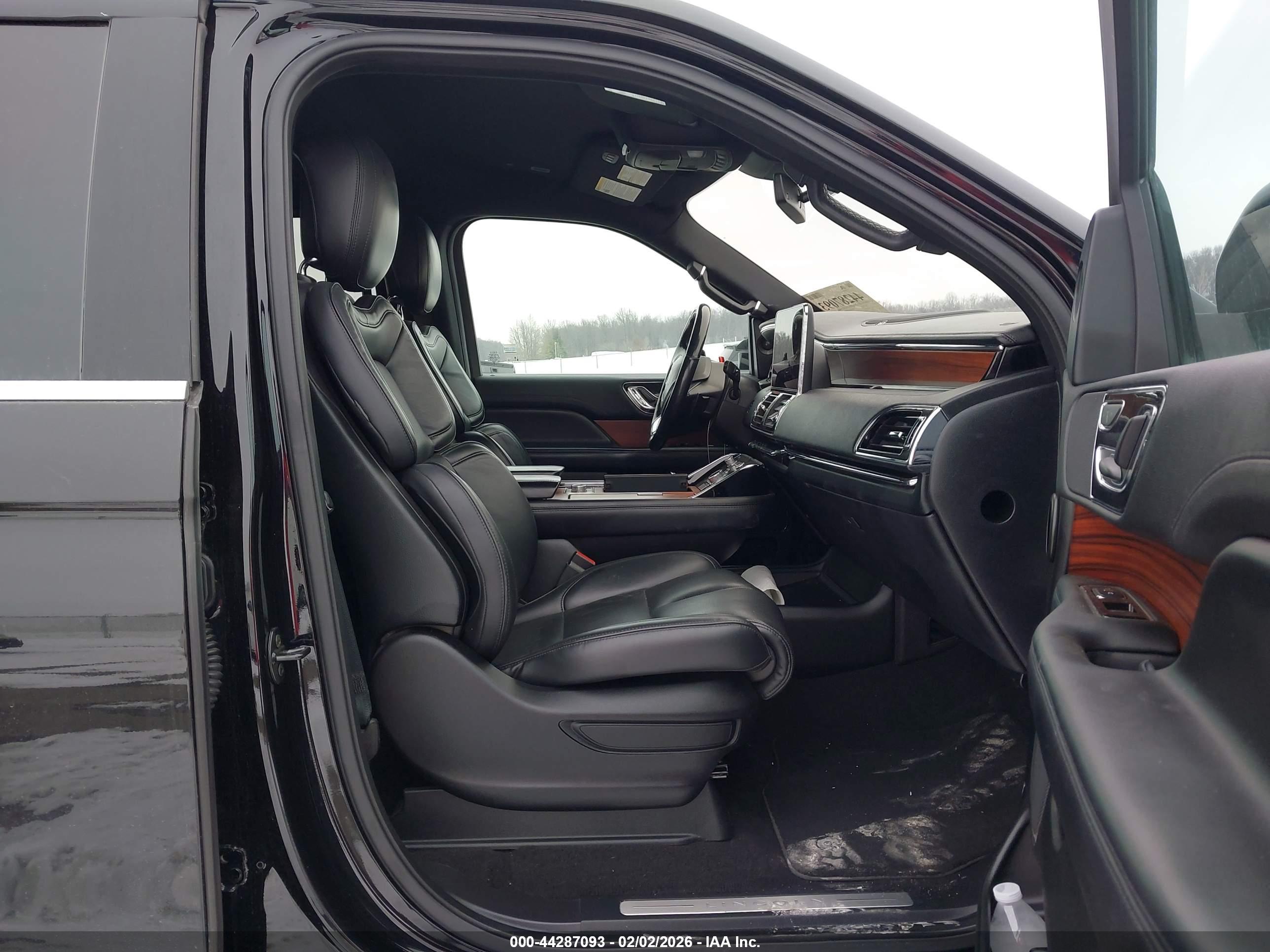 LINCOLN NAVIGATOR image 5