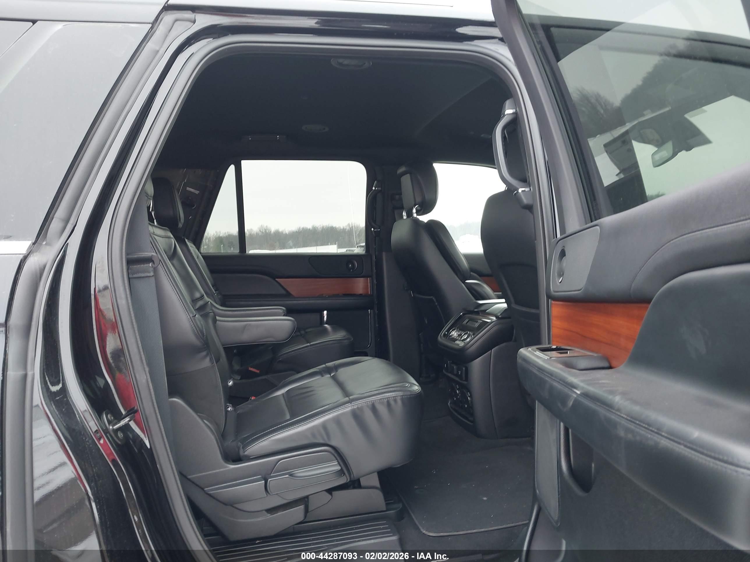 LINCOLN NAVIGATOR image 8