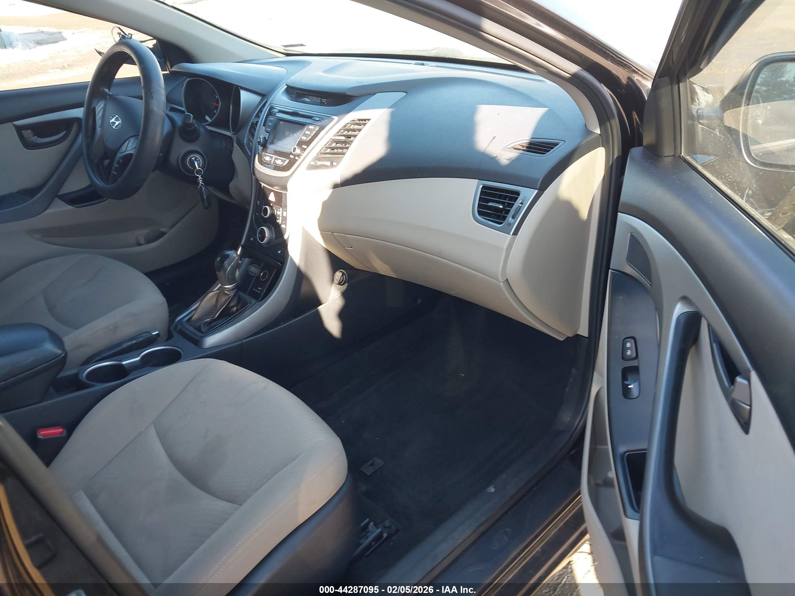 HYUNDAI ELANTRA image 5