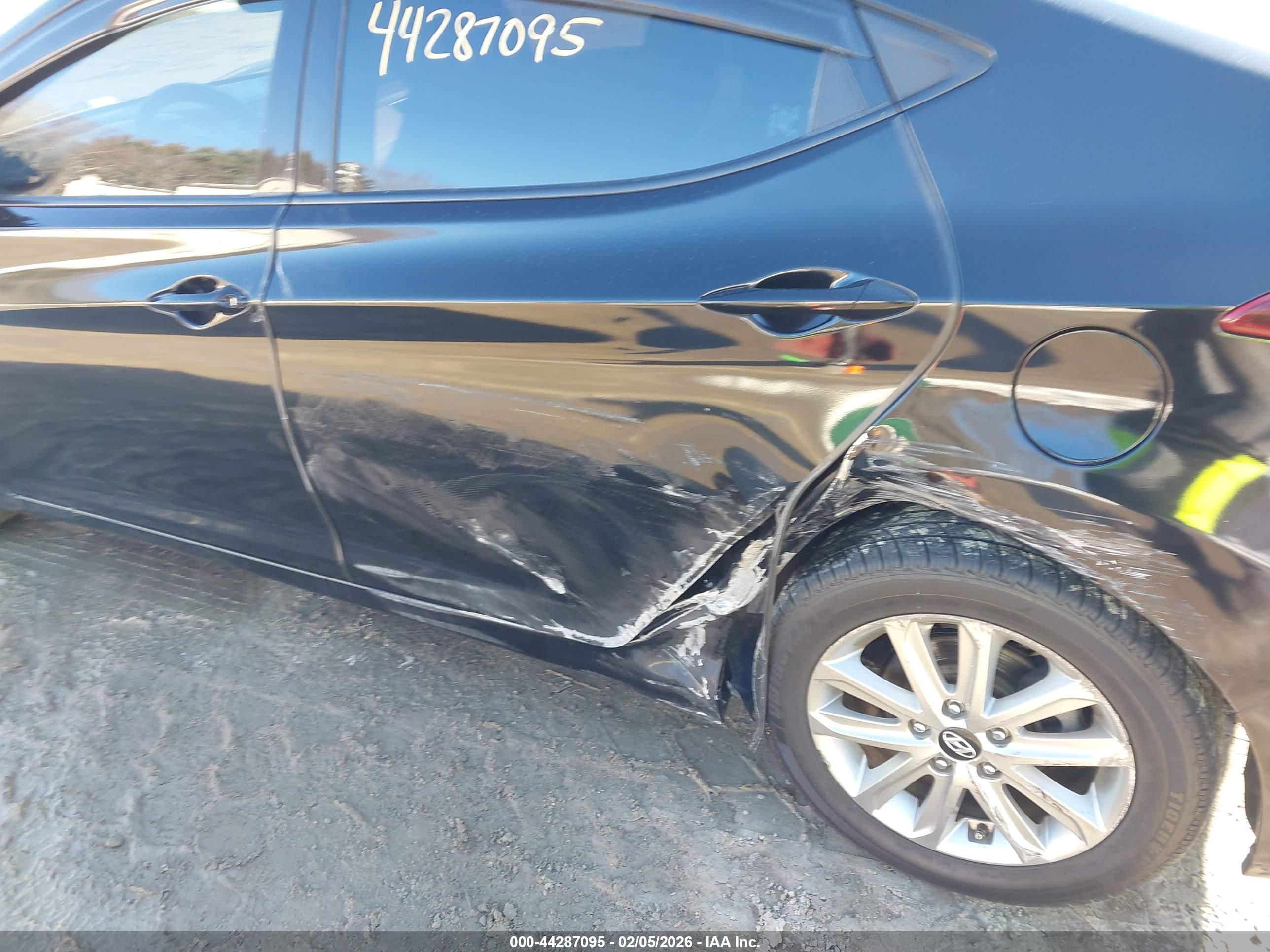 HYUNDAI ELANTRA image 6