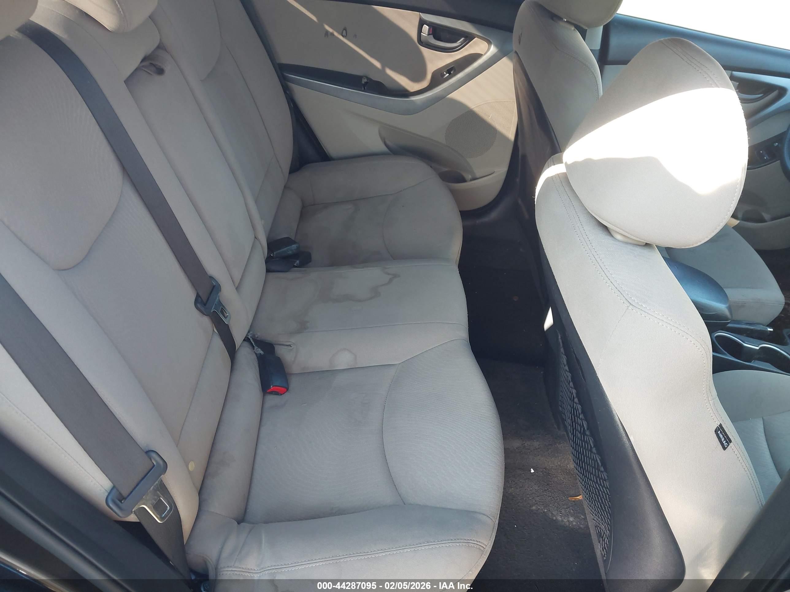 HYUNDAI ELANTRA image 8