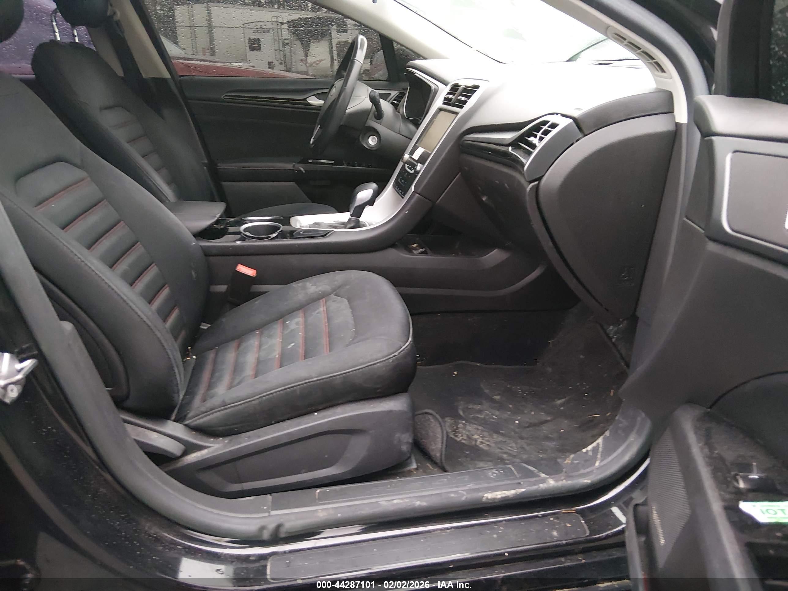 FORD FUSION image 5