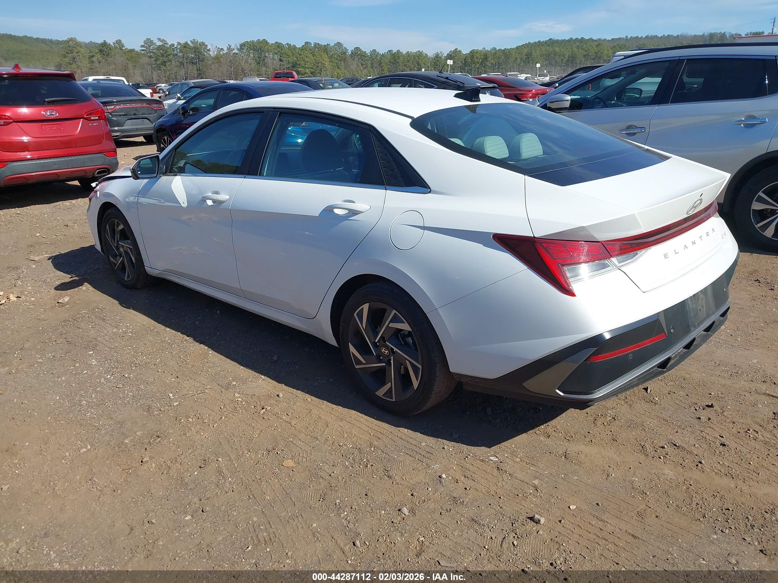 HYUNDAI ELANTRA image 3
