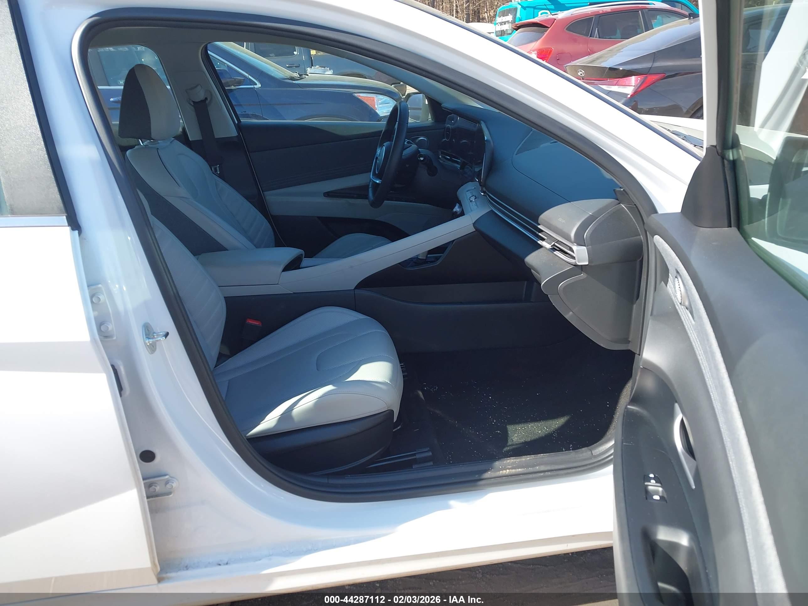 HYUNDAI ELANTRA image 5