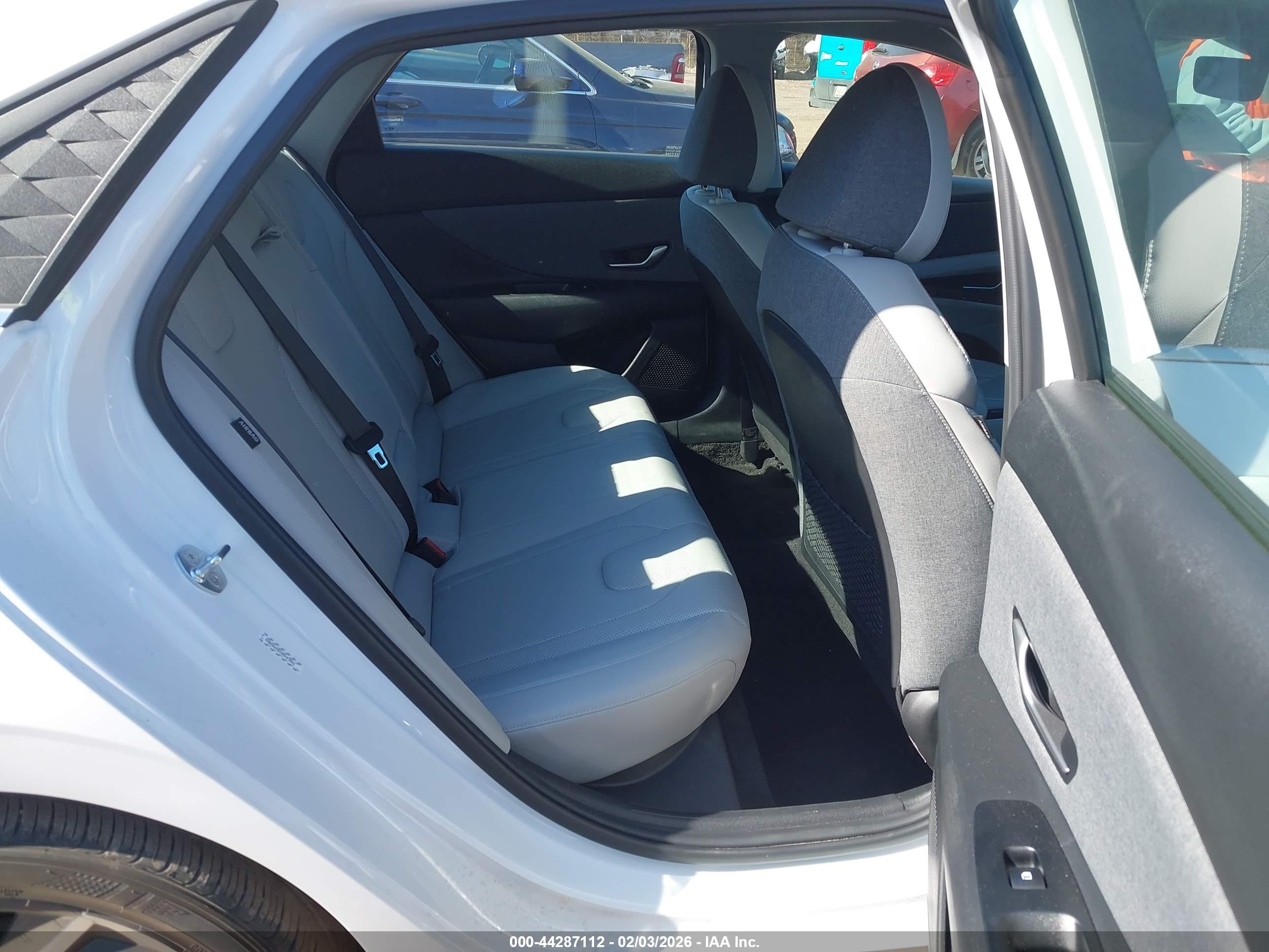 HYUNDAI ELANTRA image 8