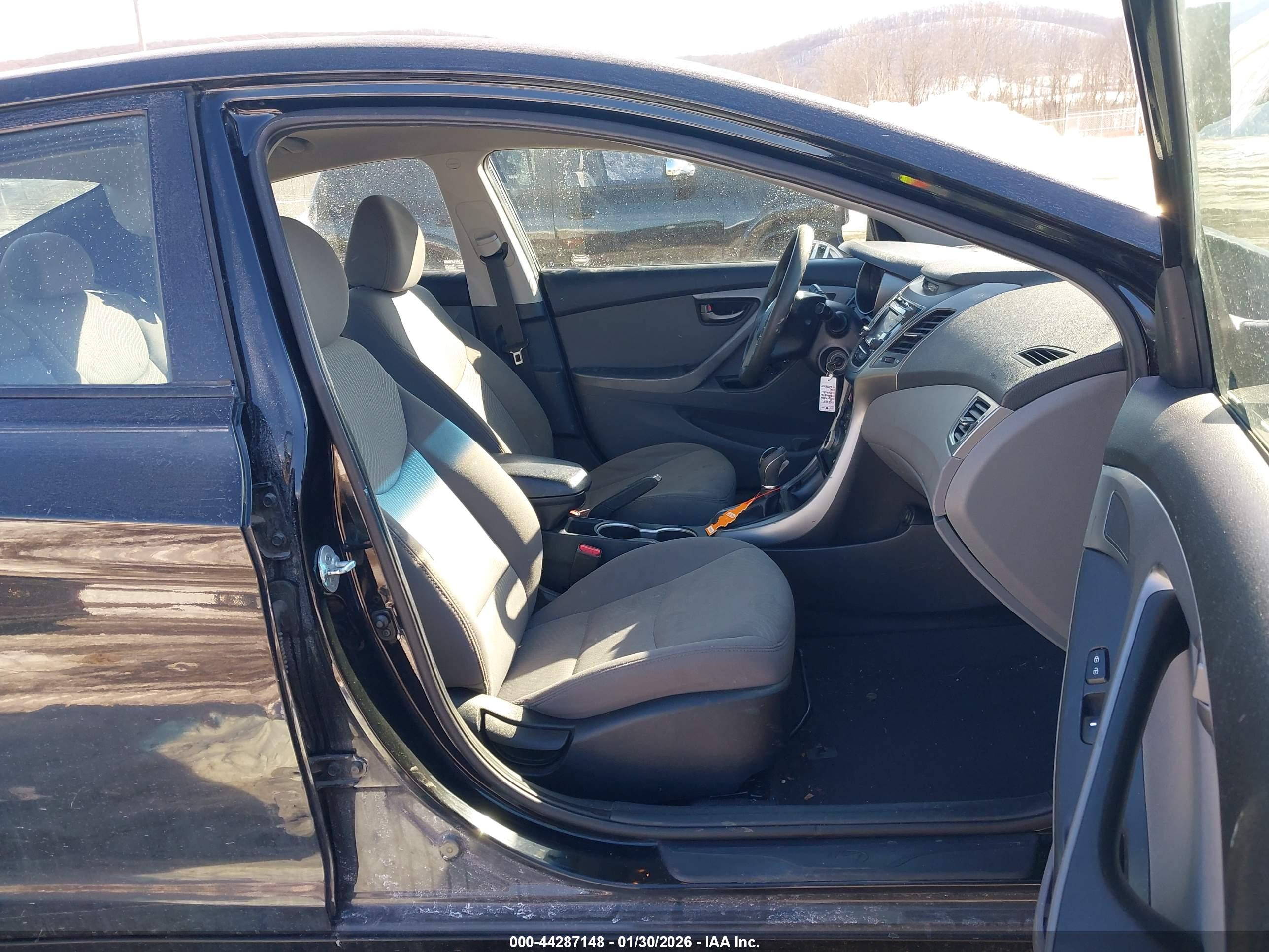 HYUNDAI ELANTRA image 5