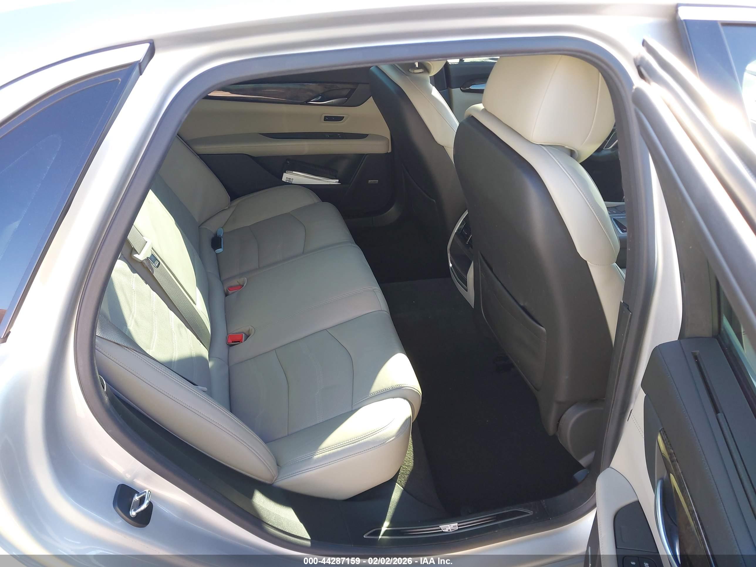 CADILLAC CT6 image 8