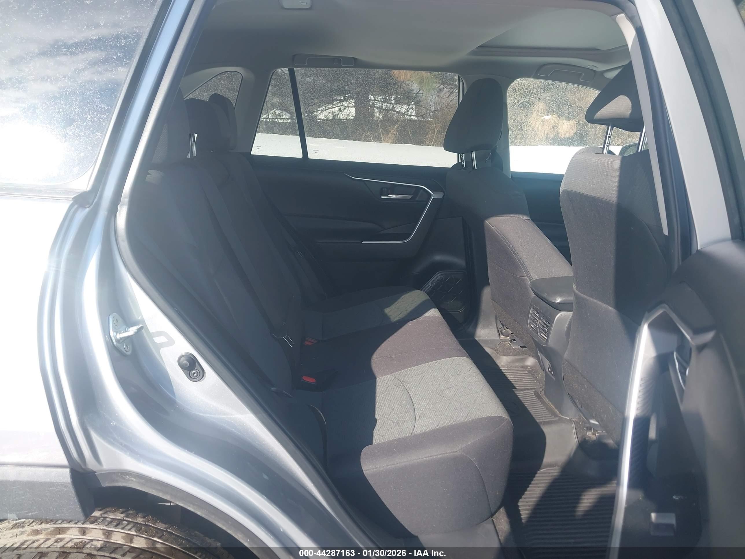 TOYOTA RAV4 image 8