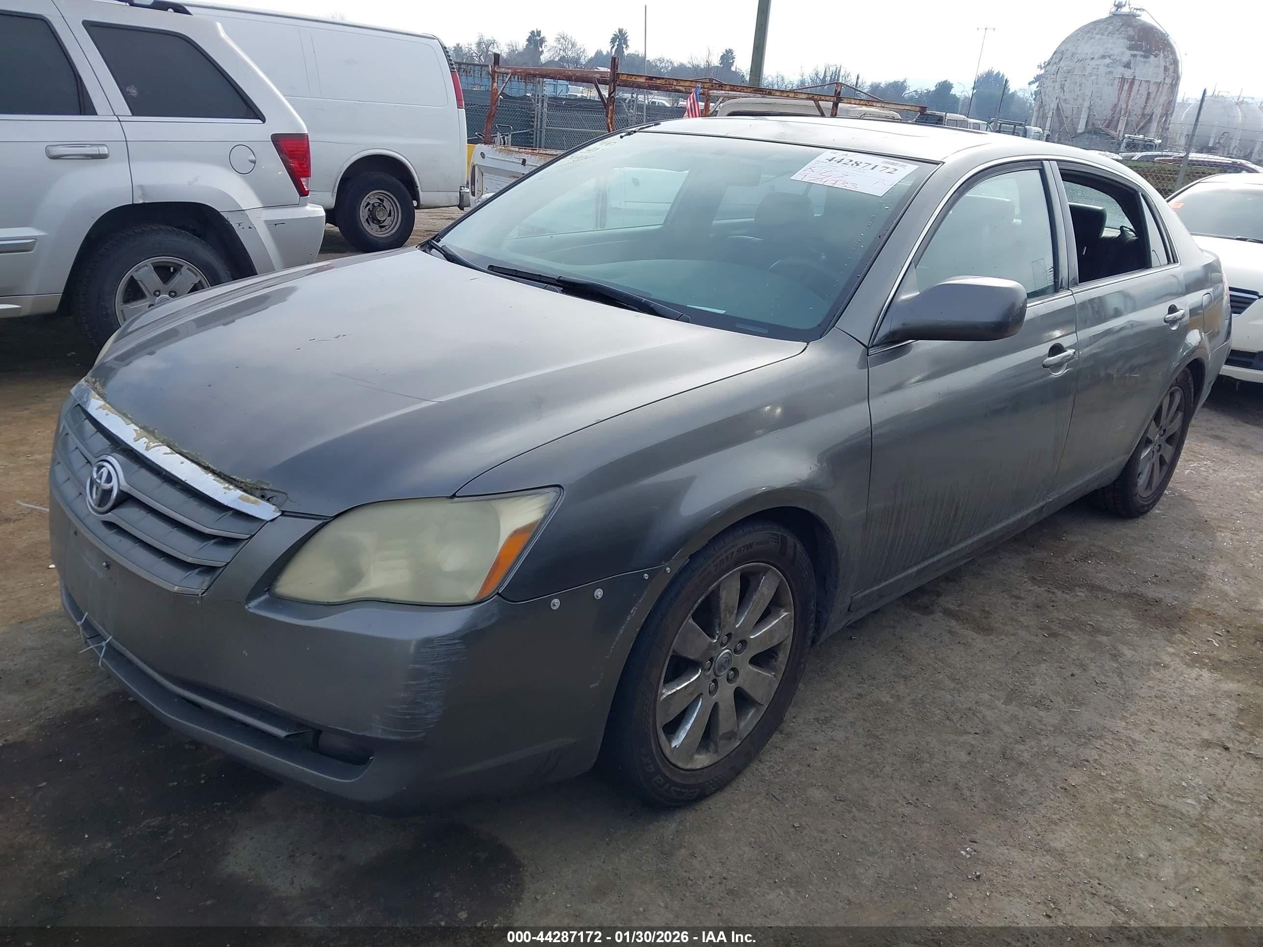 TOYOTA AVALON image 2