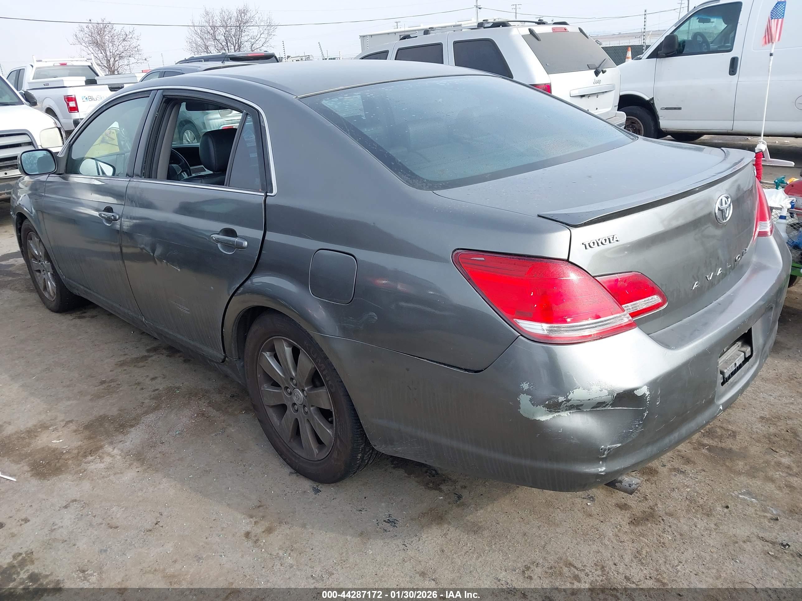 TOYOTA AVALON image 3